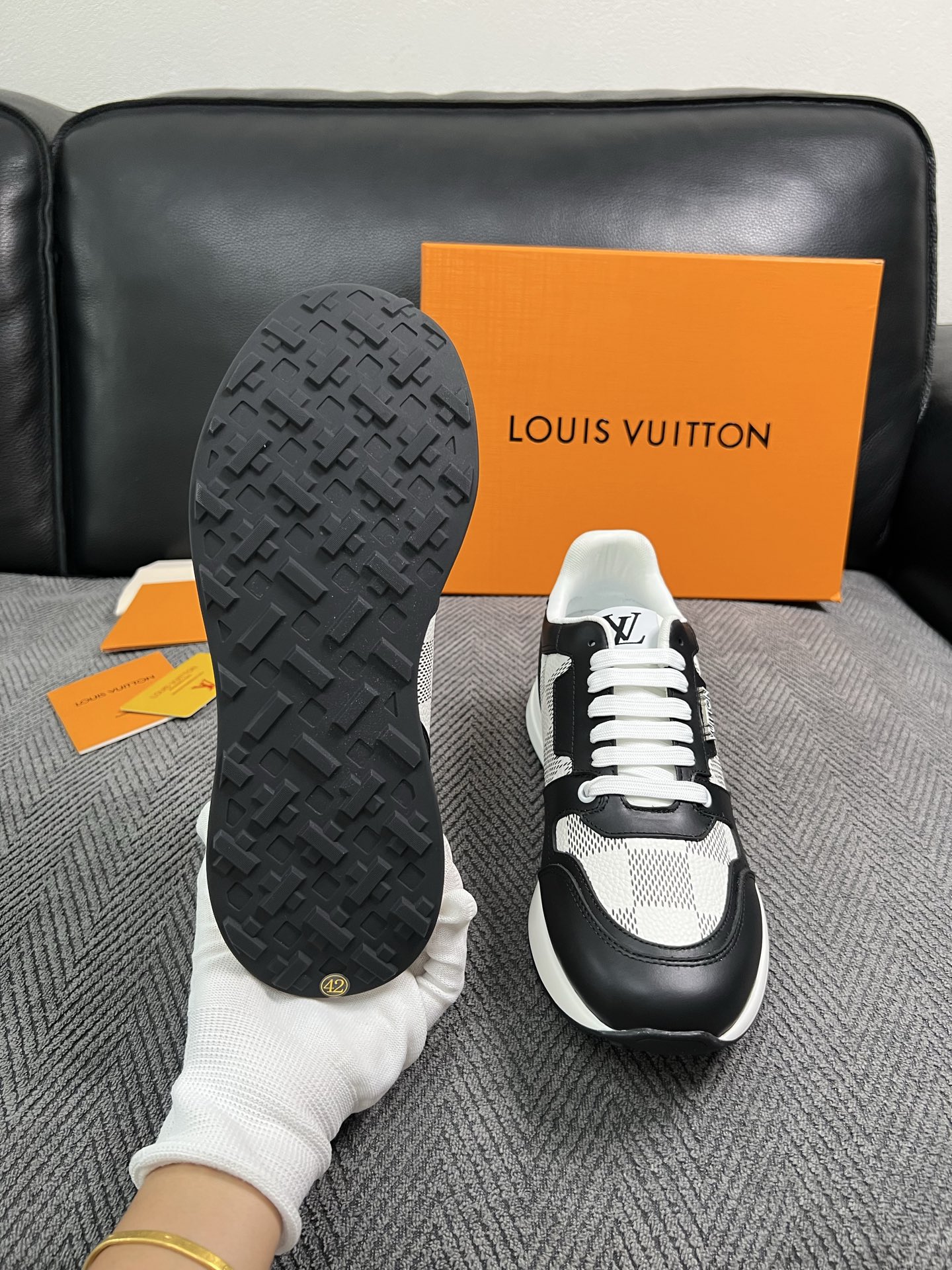 Lv  高品质  顶级工艺品  路易威登 运动板鞋专柜同步原厂配置，鞋面意大利进口，高品质拼接缤纷色彩复杂工艺品，进口牛