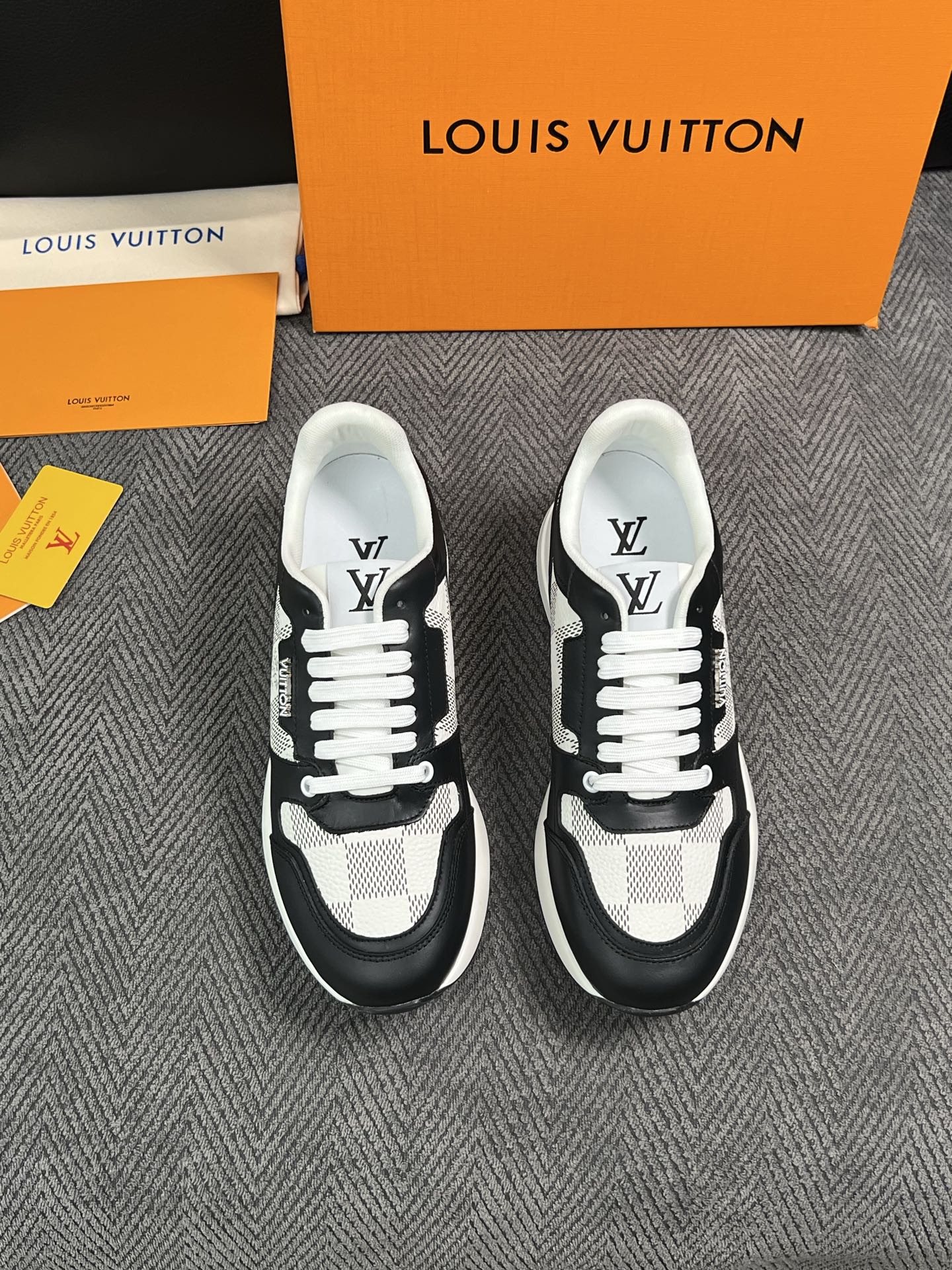 Lv  高品质  顶级工艺品  路易威登 运动板鞋专柜同步原厂配置，鞋面意大利进口，高品质拼接缤纷色彩复杂工艺品，进口牛
