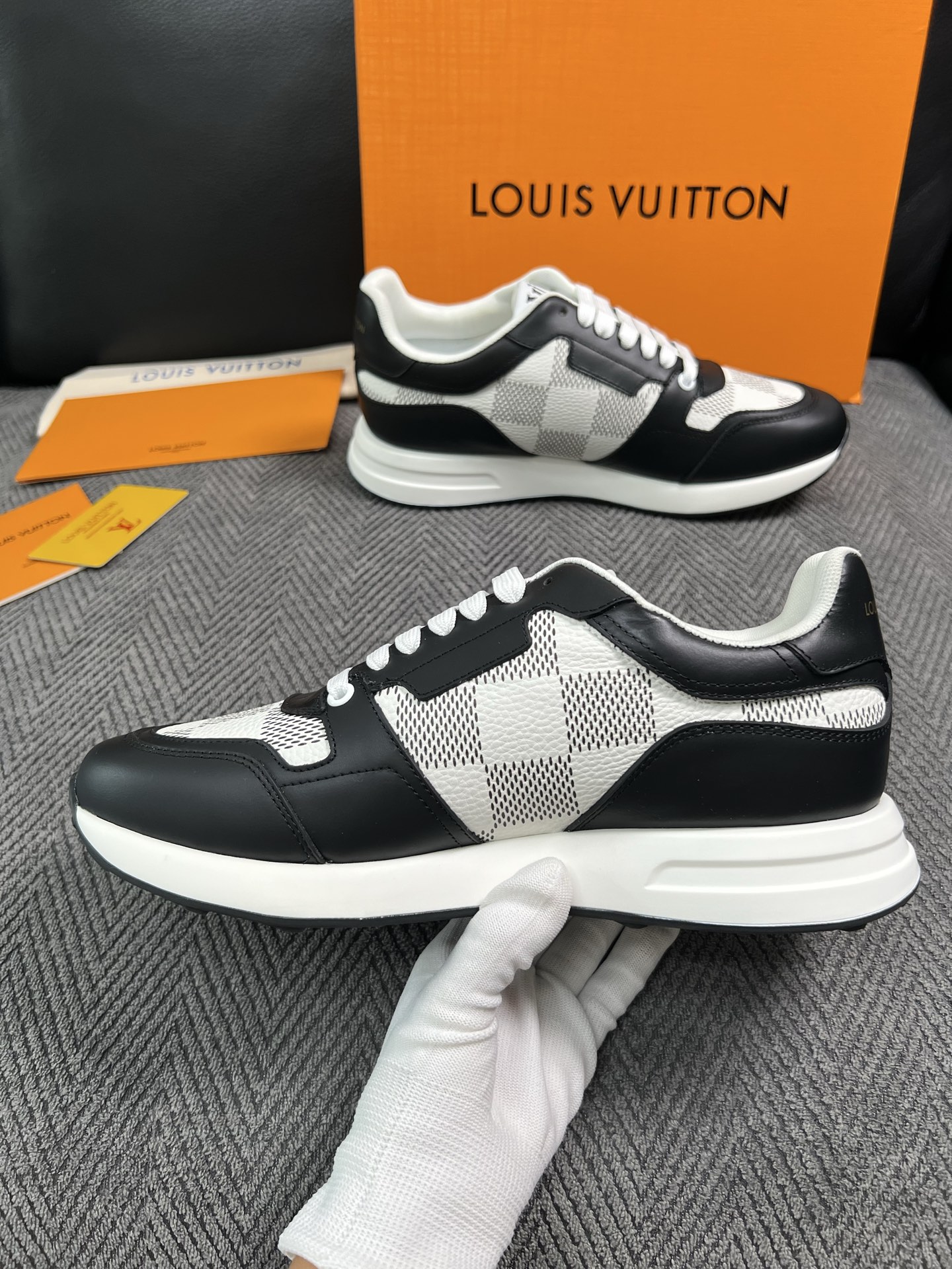 Lv  高品质  顶级工艺品  路易威登 运动板鞋专柜同步原厂配置，鞋面意大利进口，高品质拼接缤纷色彩复杂工艺品，进口牛