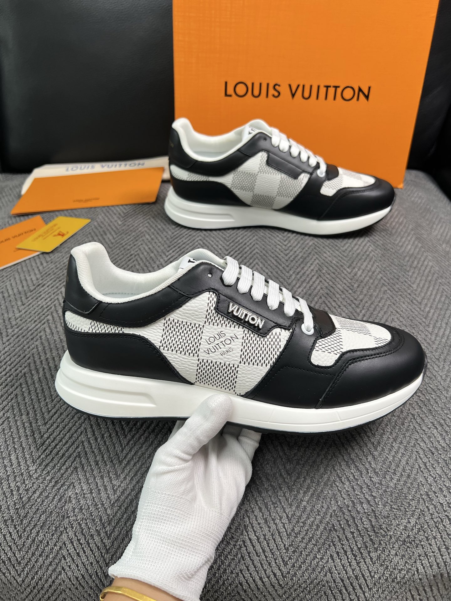 Lv  高品质  顶级工艺品  路易威登 运动板鞋专柜同步原厂配置，鞋面意大利进口，高品质拼接缤纷色彩复杂工艺品，进口牛