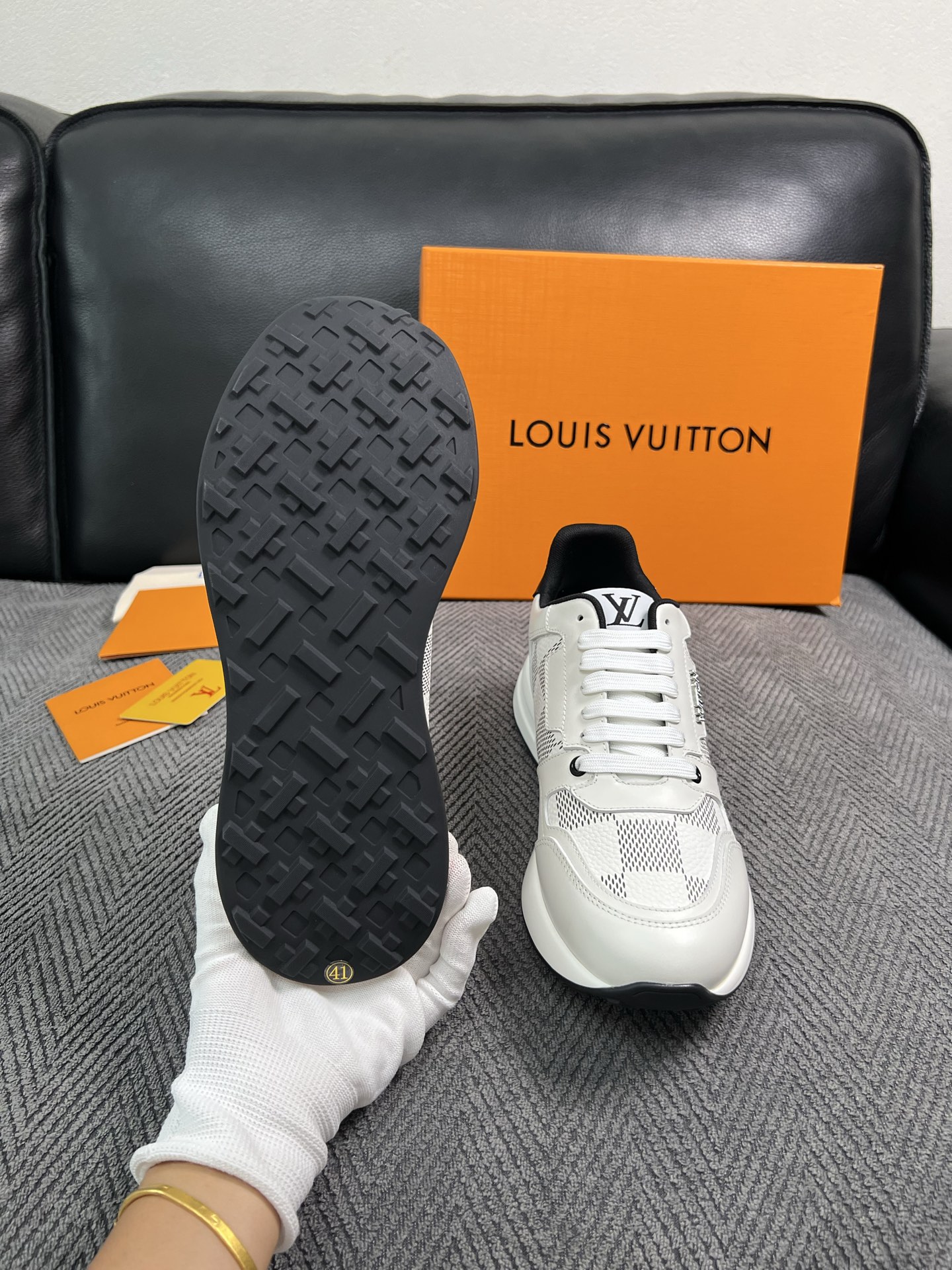 Lv  高品质  顶级工艺品  路易威登 运动板鞋专柜同步原厂配置，鞋面意大利进口，高品质拼接缤纷色彩复杂工艺品，进口牛