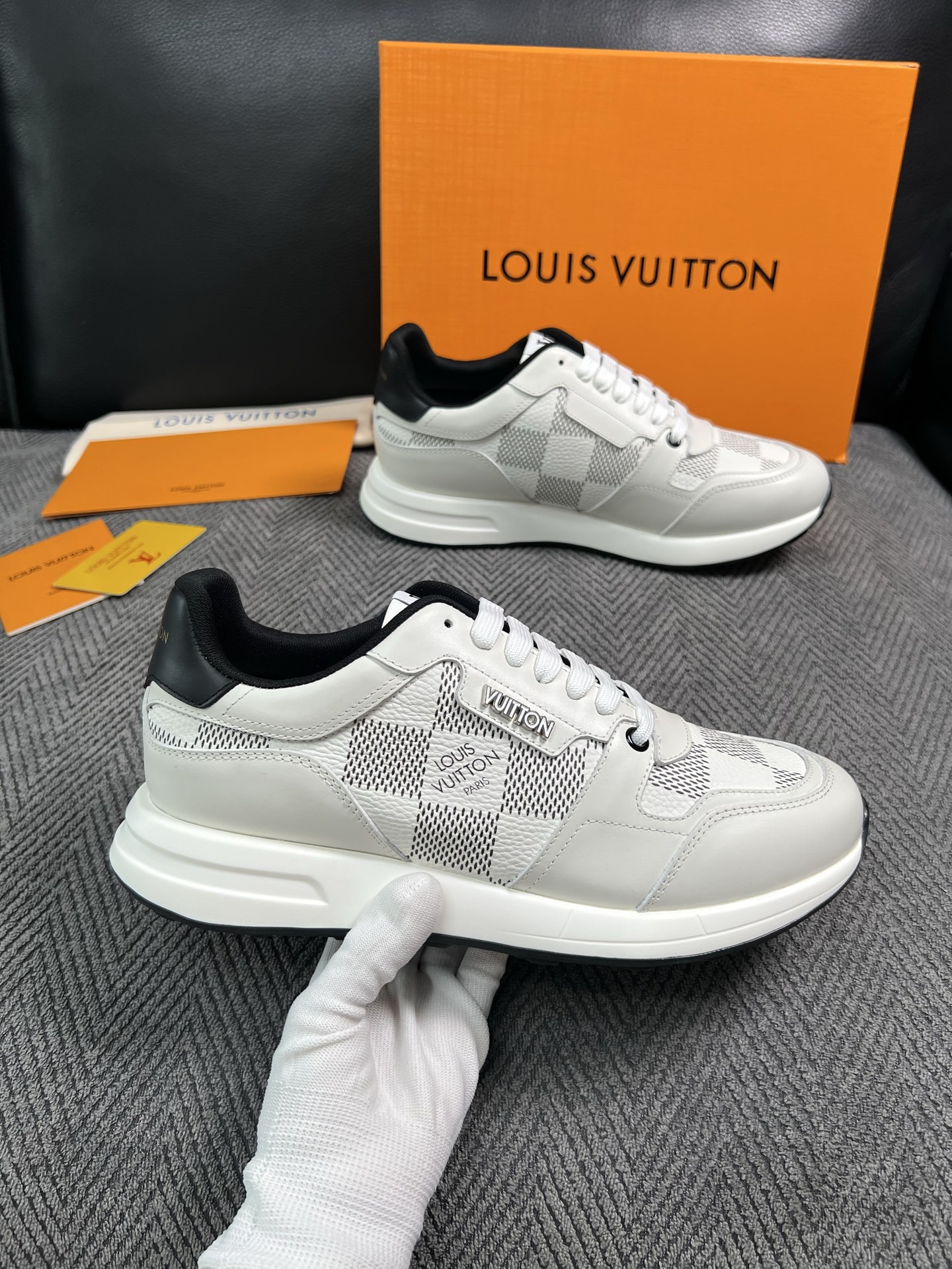 Lv  高品质  顶级工艺品  路易威登 运动板鞋专柜同步原厂配置，鞋面意大利进口，高品质拼接缤纷色彩复杂工艺品，进口牛