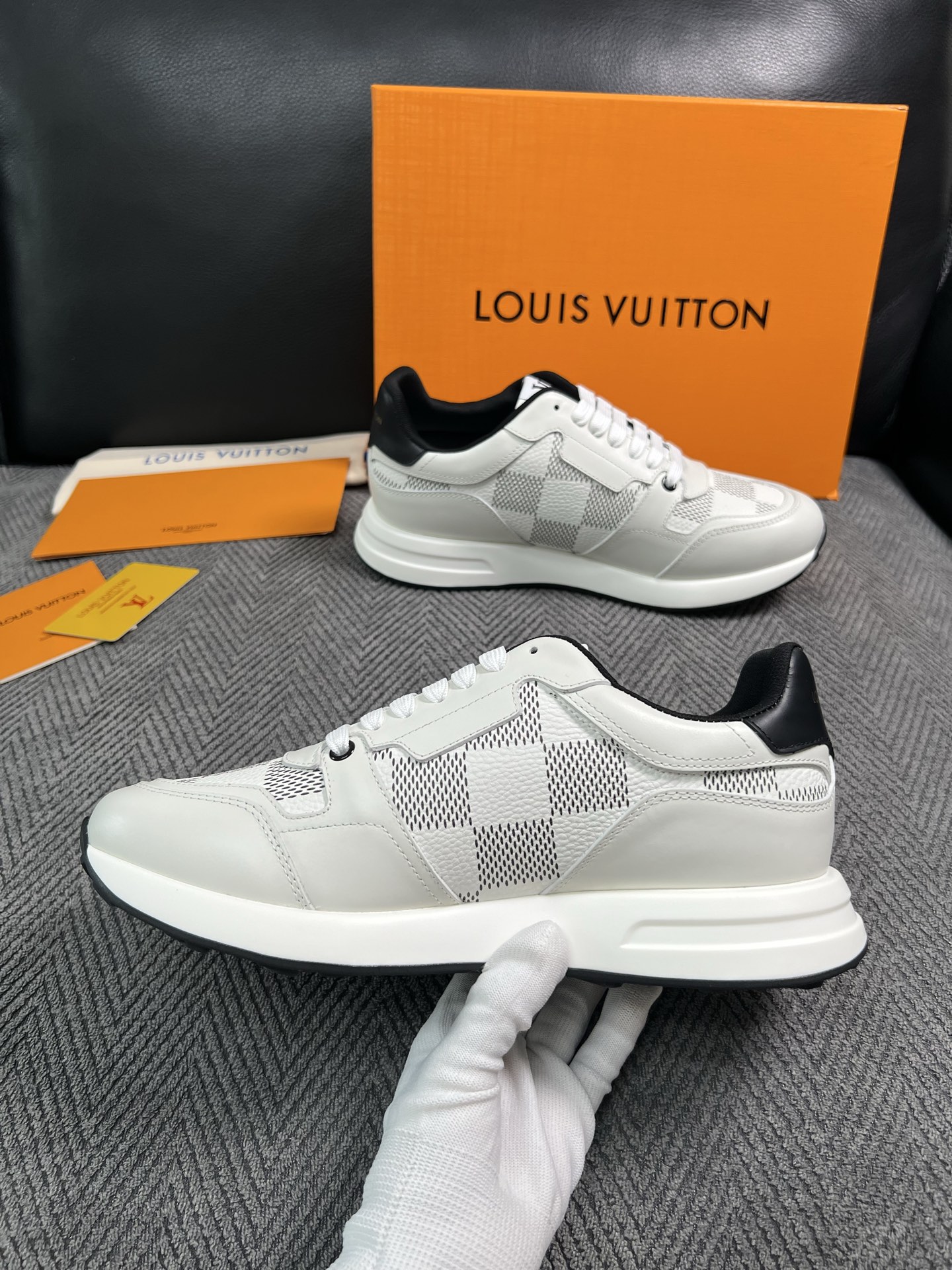 Lv  高品质  顶级工艺品  路易威登 运动板鞋专柜同步原厂配置，鞋面意大利进口，高品质拼接缤纷色彩复杂工艺品，进口牛