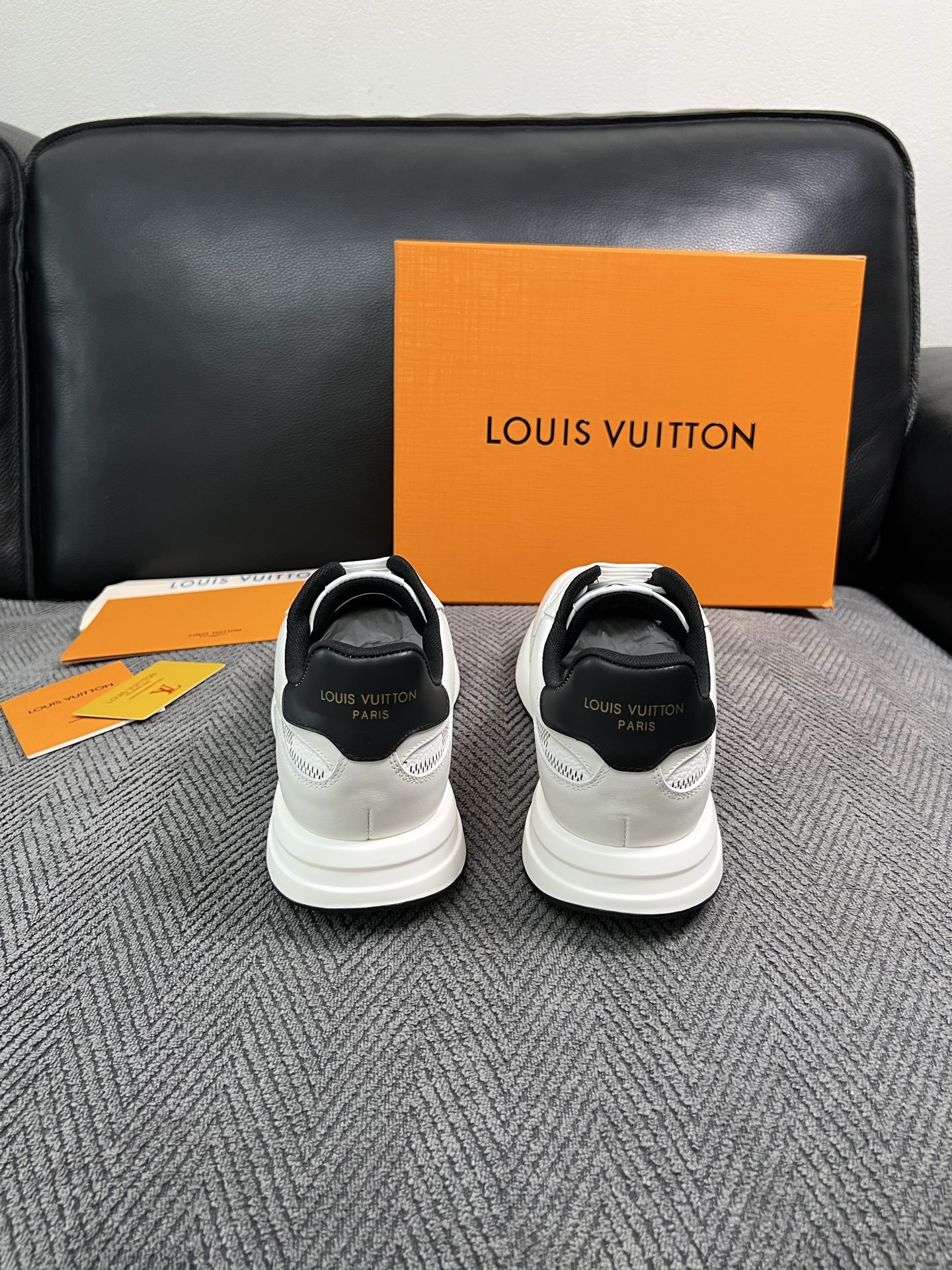 Lv  高品质  顶级工艺品  路易威登 运动板鞋专柜同步原厂配置，鞋面意大利进口，高品质拼接缤纷色彩复杂工艺品，进口牛
