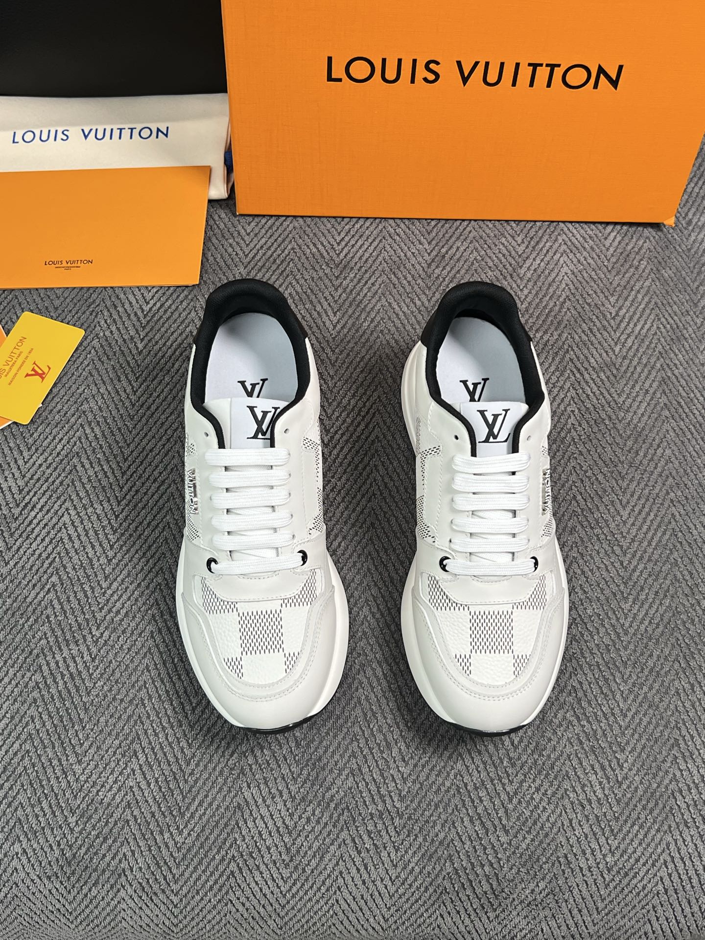Lv  高品质  顶级工艺品  路易威登 运动板鞋专柜同步原厂配置，鞋面意大利进口，高品质拼接缤纷色彩复杂工艺品，进口牛