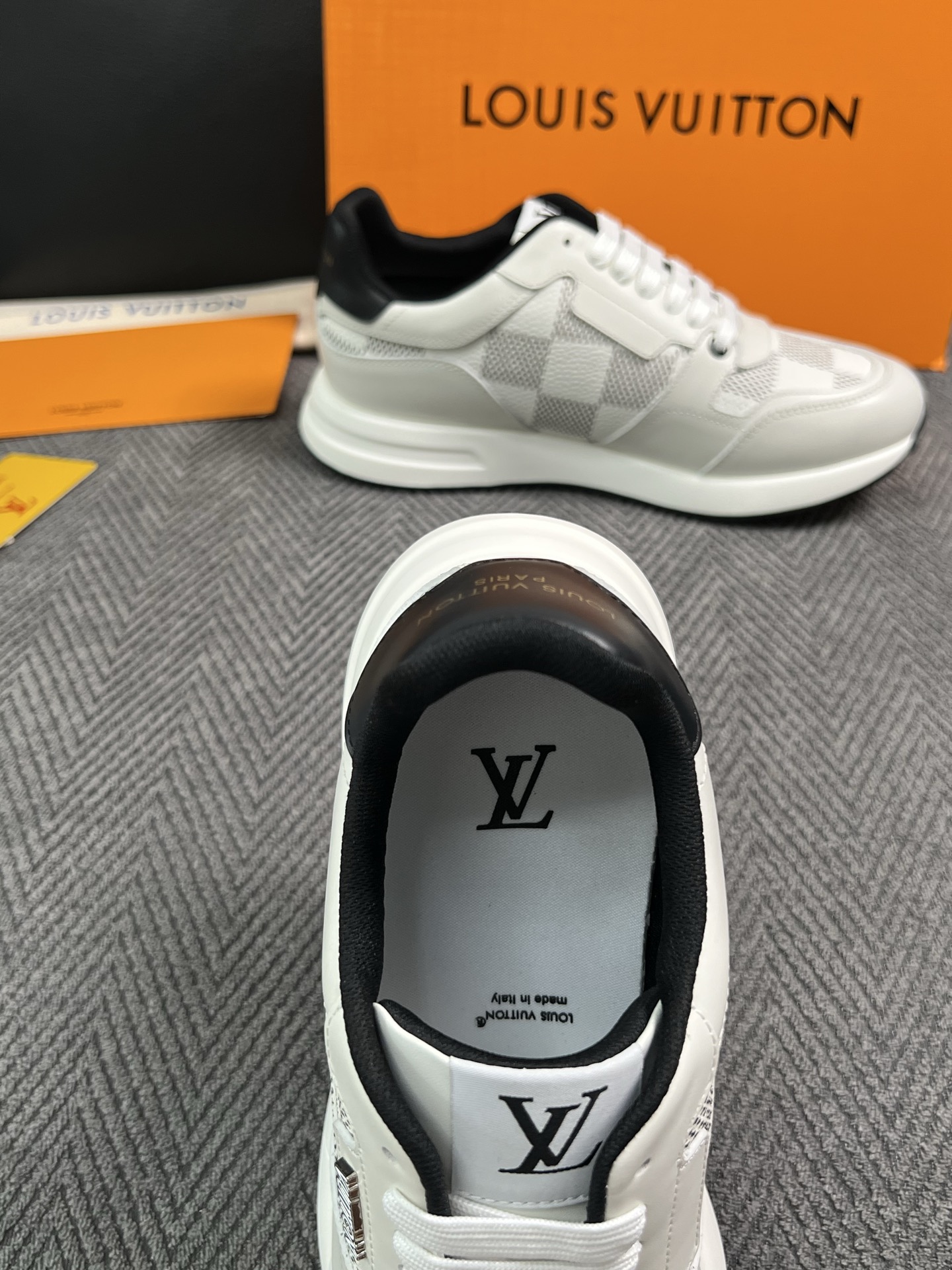 Lv  高品质  顶级工艺品  路易威登 运动板鞋专柜同步原厂配置，鞋面意大利进口，高品质拼接缤纷色彩复杂工艺品，进口牛
