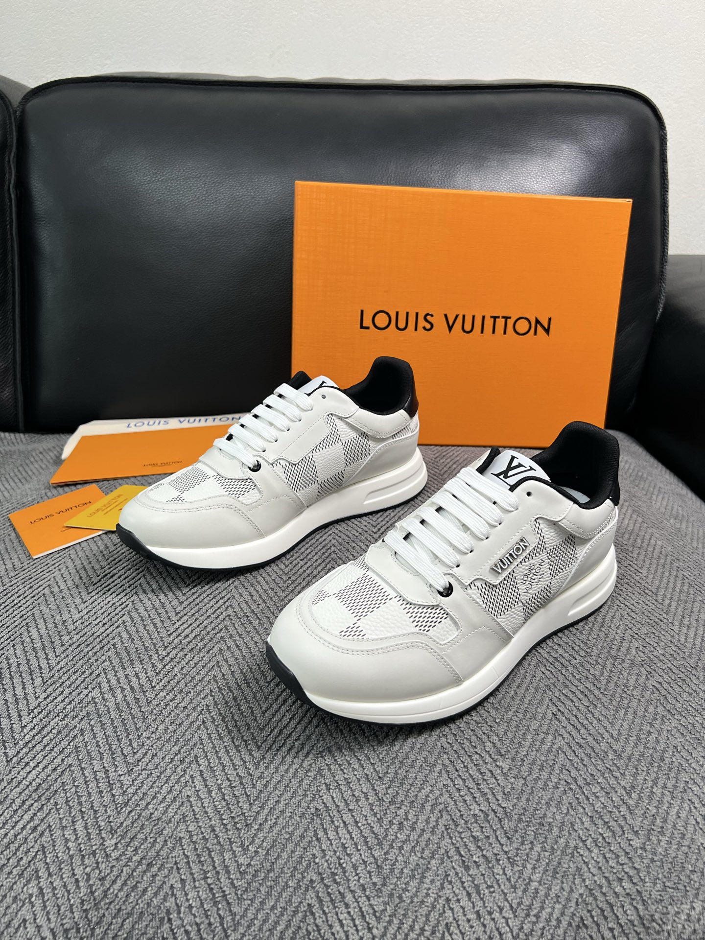 Lv  高品质  顶级工艺品  路易威登 运动板鞋专柜同步原厂配置，鞋面意大利进口，高品质拼接缤纷色彩复杂工艺品，进口牛
