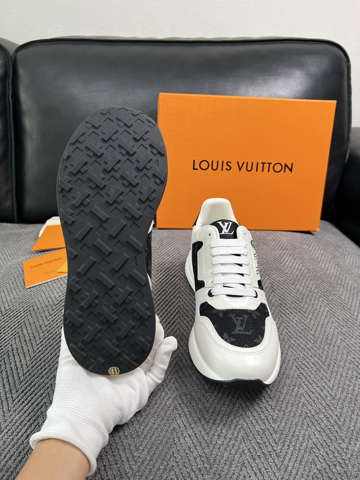 Lv  高品质  顶级工艺品  路易威登 运动板鞋专柜同步原厂配置，鞋面意大利进口，高品质拼接缤纷色彩复杂工艺品，进口牛