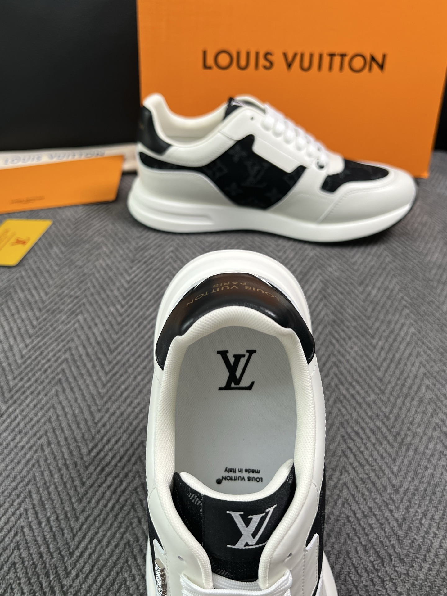 Lv  高品质  顶级工艺品  路易威登 运动板鞋专柜同步原厂配置，鞋面意大利进口，高品质拼接缤纷色彩复杂工艺品，进口牛