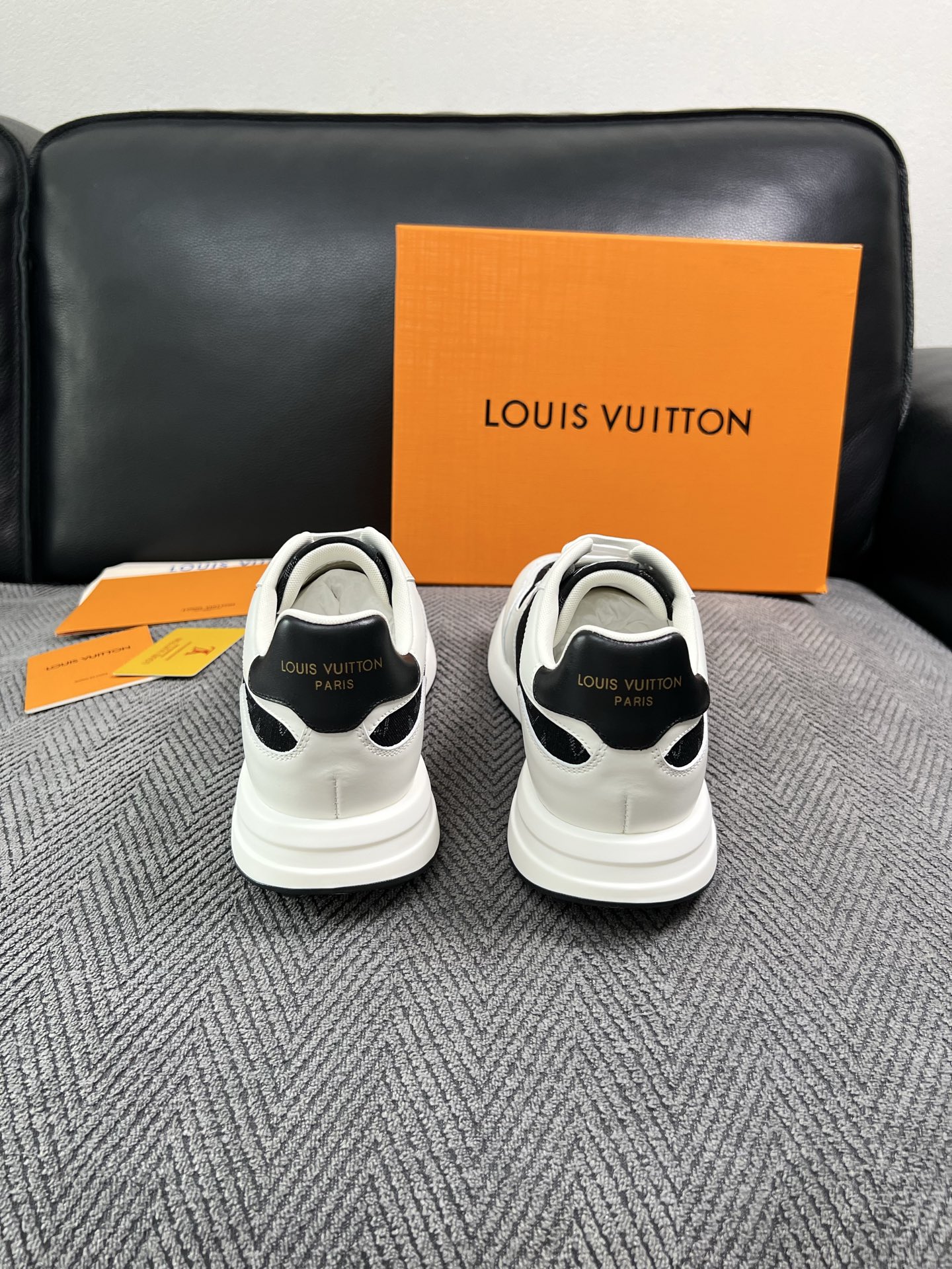 Lv  高品质  顶级工艺品  路易威登 运动板鞋专柜同步原厂配置，鞋面意大利进口，高品质拼接缤纷色彩复杂工艺品，进口牛