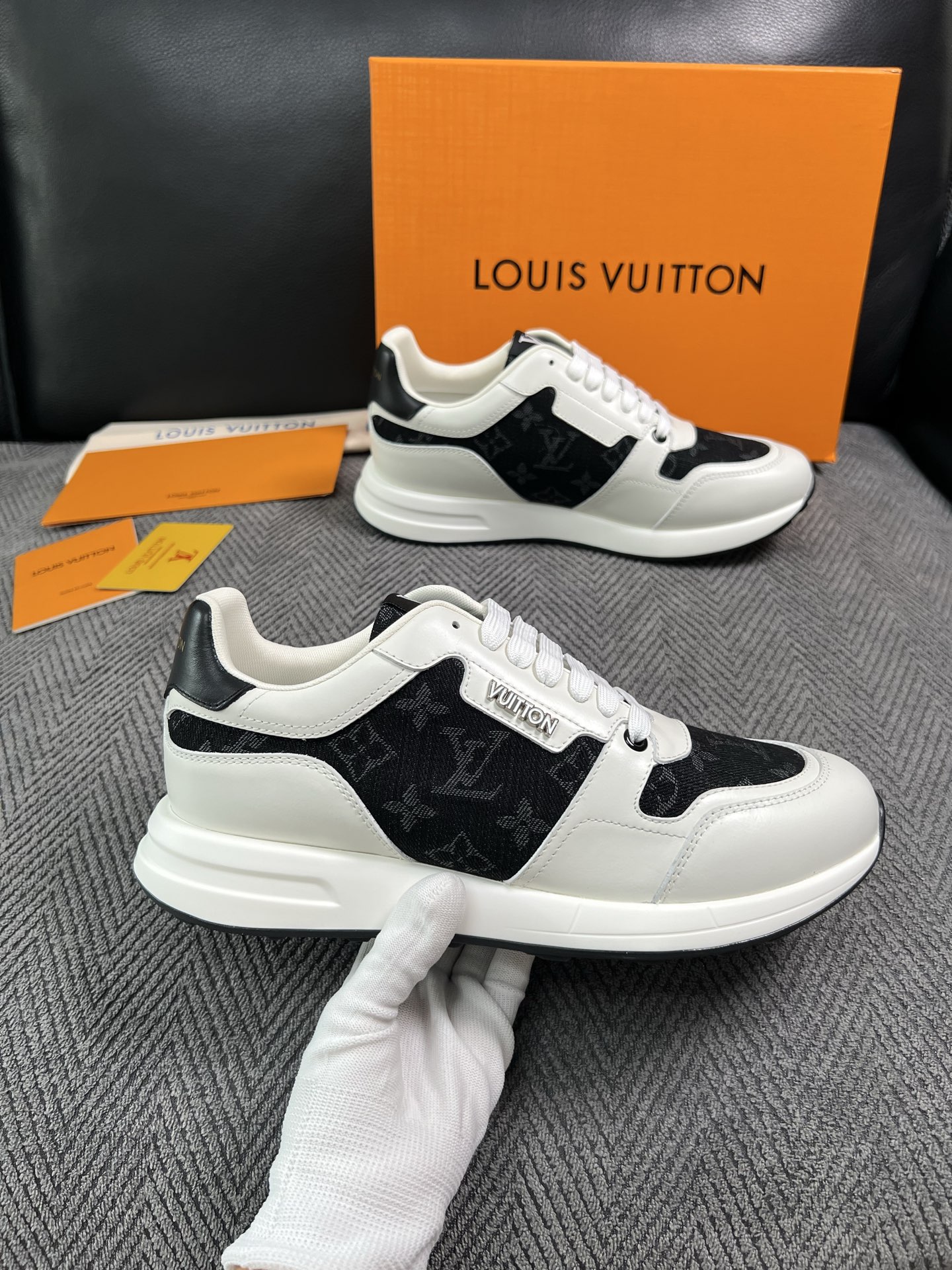 Lv  高品质  顶级工艺品  路易威登 运动板鞋专柜同步原厂配置，鞋面意大利进口，高品质拼接缤纷色彩复杂工艺品，进口牛