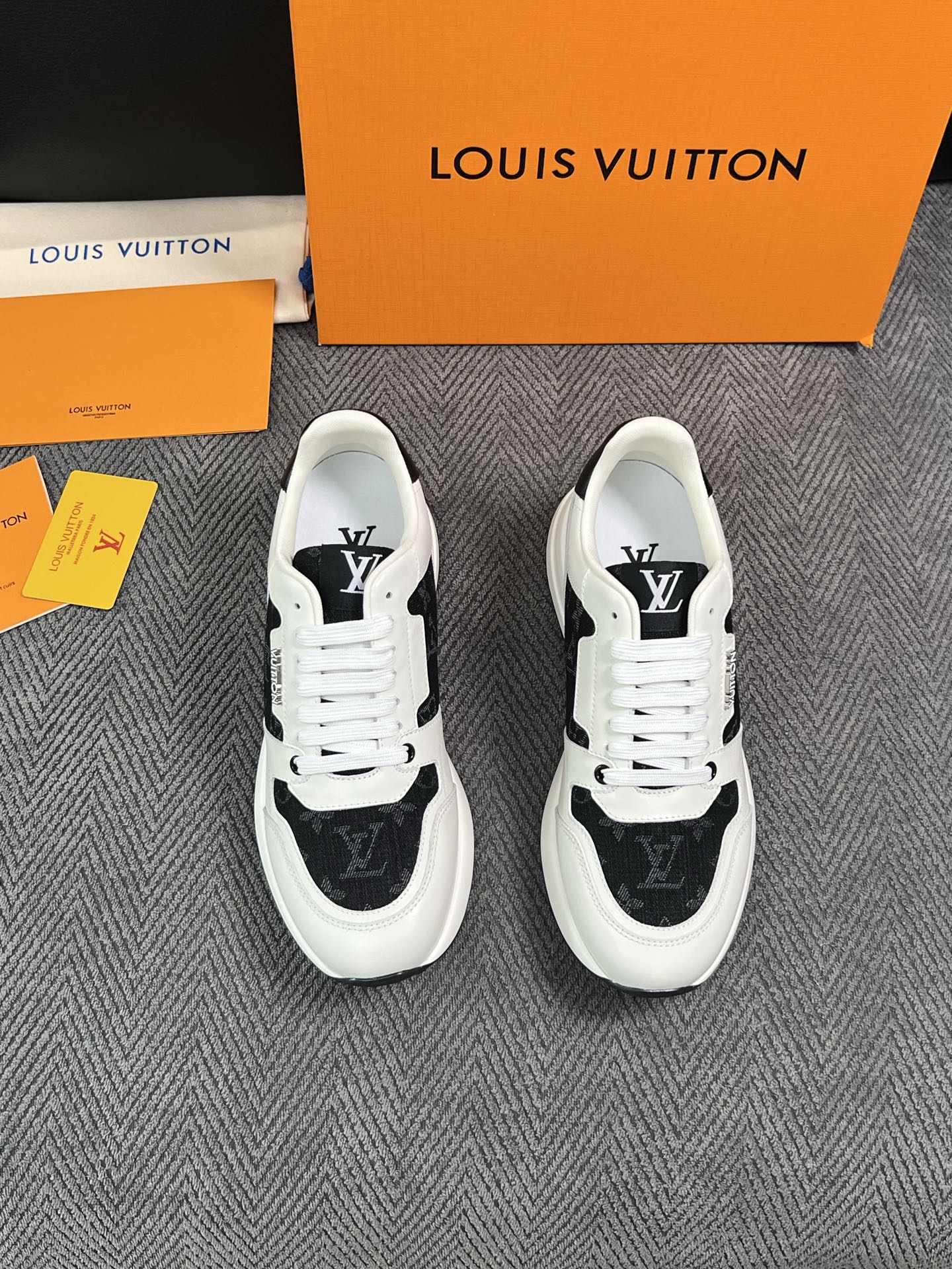 Lv  高品质  顶级工艺品  路易威登 运动板鞋专柜同步原厂配置，鞋面意大利进口，高品质拼接缤纷色彩复杂工艺品，进口牛
