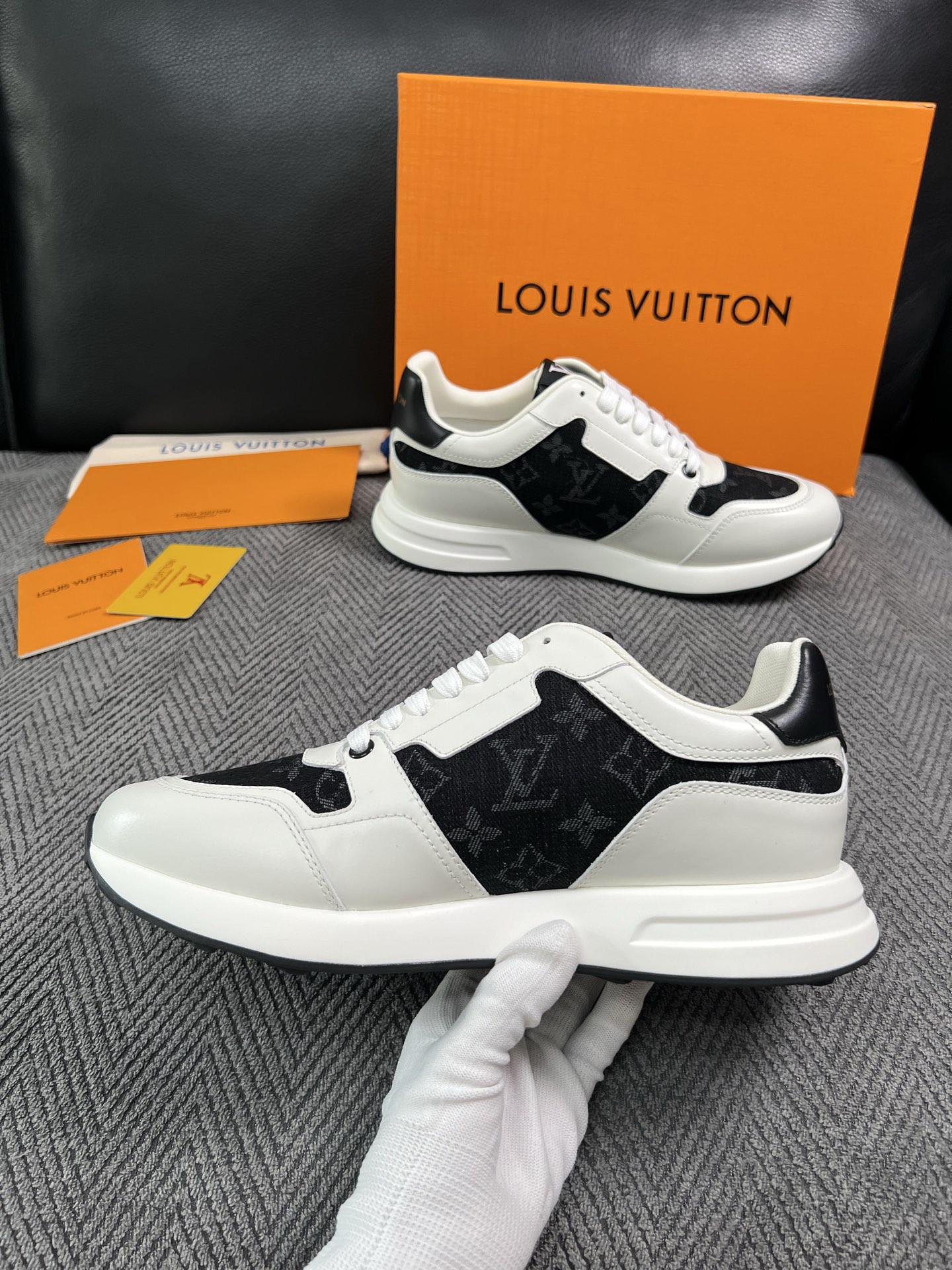 Lv  高品质  顶级工艺品  路易威登 运动板鞋专柜同步原厂配置，鞋面意大利进口，高品质拼接缤纷色彩复杂工艺品，进口牛