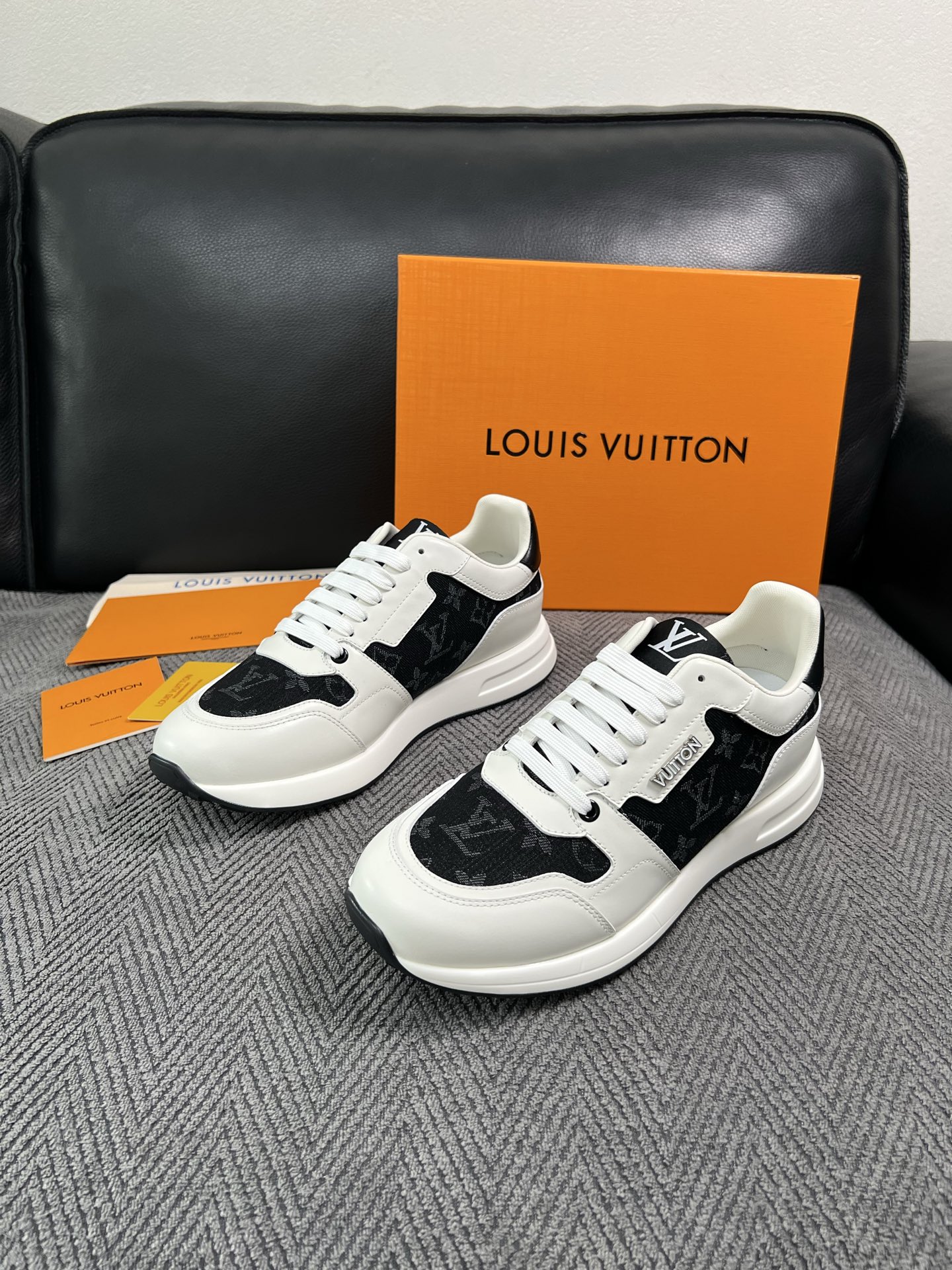 Lv  高品质  顶级工艺品  路易威登 运动板鞋专柜同步原厂配置，鞋面意大利进口，高品质拼接缤纷色彩复杂工艺品，进口牛
