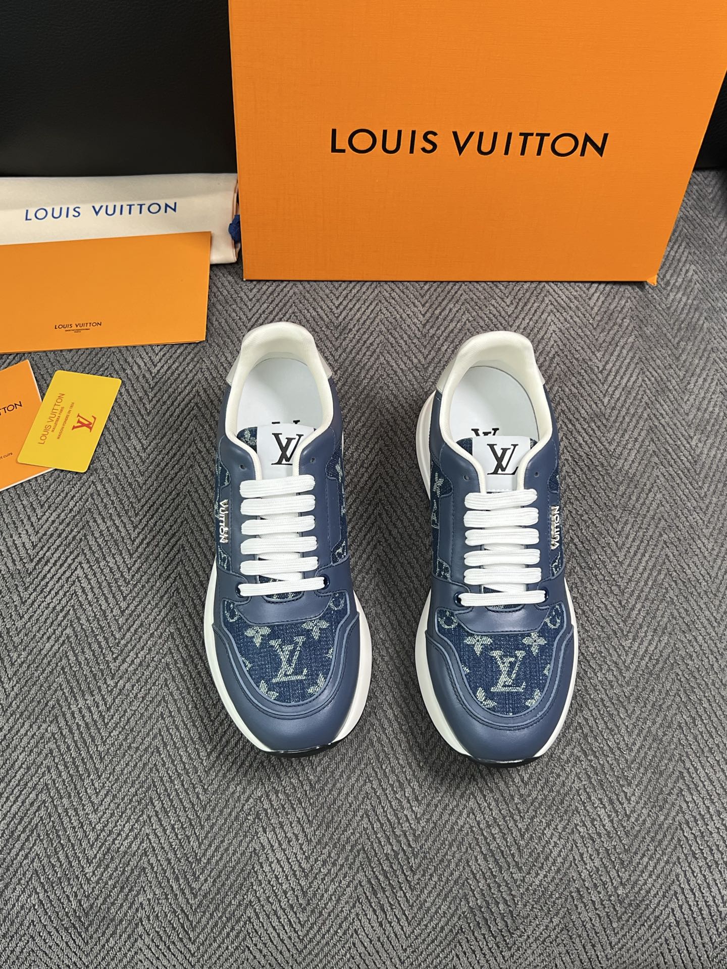 Lv  高品质  顶级工艺品  路易威登 运动板鞋专柜同步原厂配置，鞋面意大利进口，高品质拼接缤纷色彩复杂工艺品，进口牛