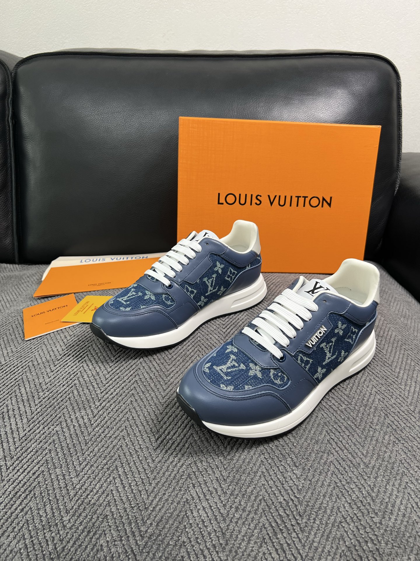 Lv  高品质  顶级工艺品  路易威登 运动板鞋专柜同步原厂配置，鞋面意大利进口，高品质拼接缤纷色彩复杂工艺品，进口牛