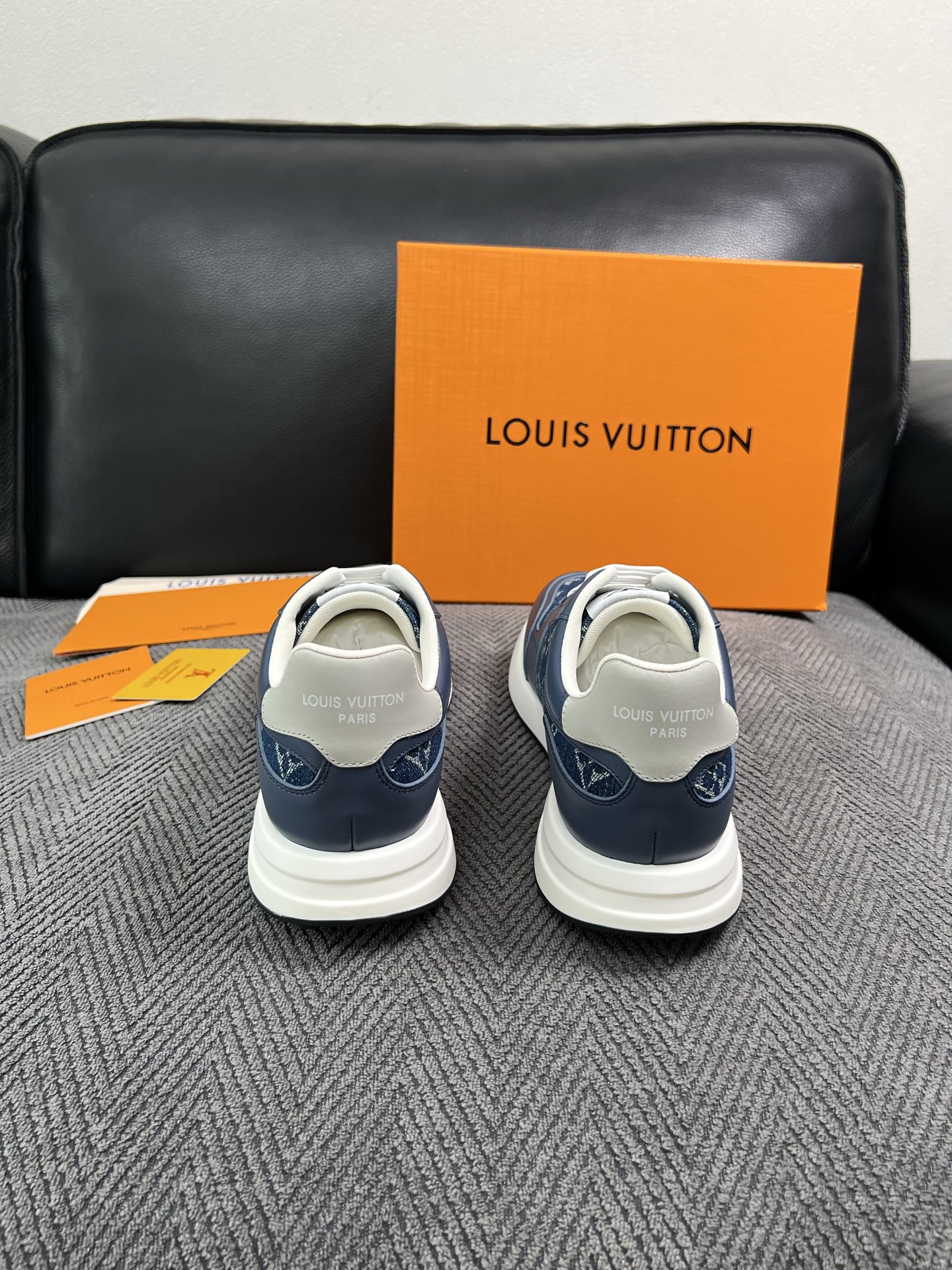 Lv  高品质  顶级工艺品  路易威登 运动板鞋专柜同步原厂配置，鞋面意大利进口，高品质拼接缤纷色彩复杂工艺品，进口牛