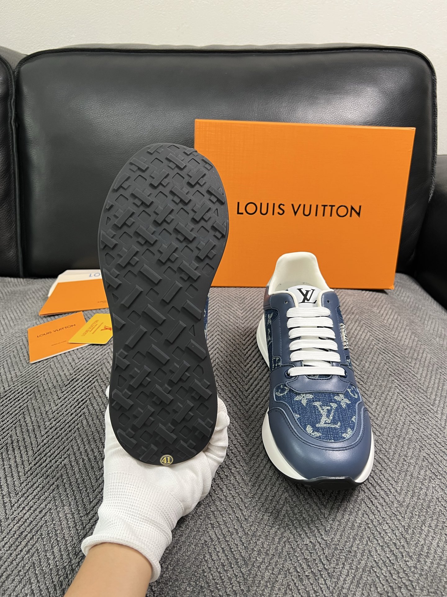 Lv  高品质  顶级工艺品  路易威登 运动板鞋专柜同步原厂配置，鞋面意大利进口，高品质拼接缤纷色彩复杂工艺品，进口牛