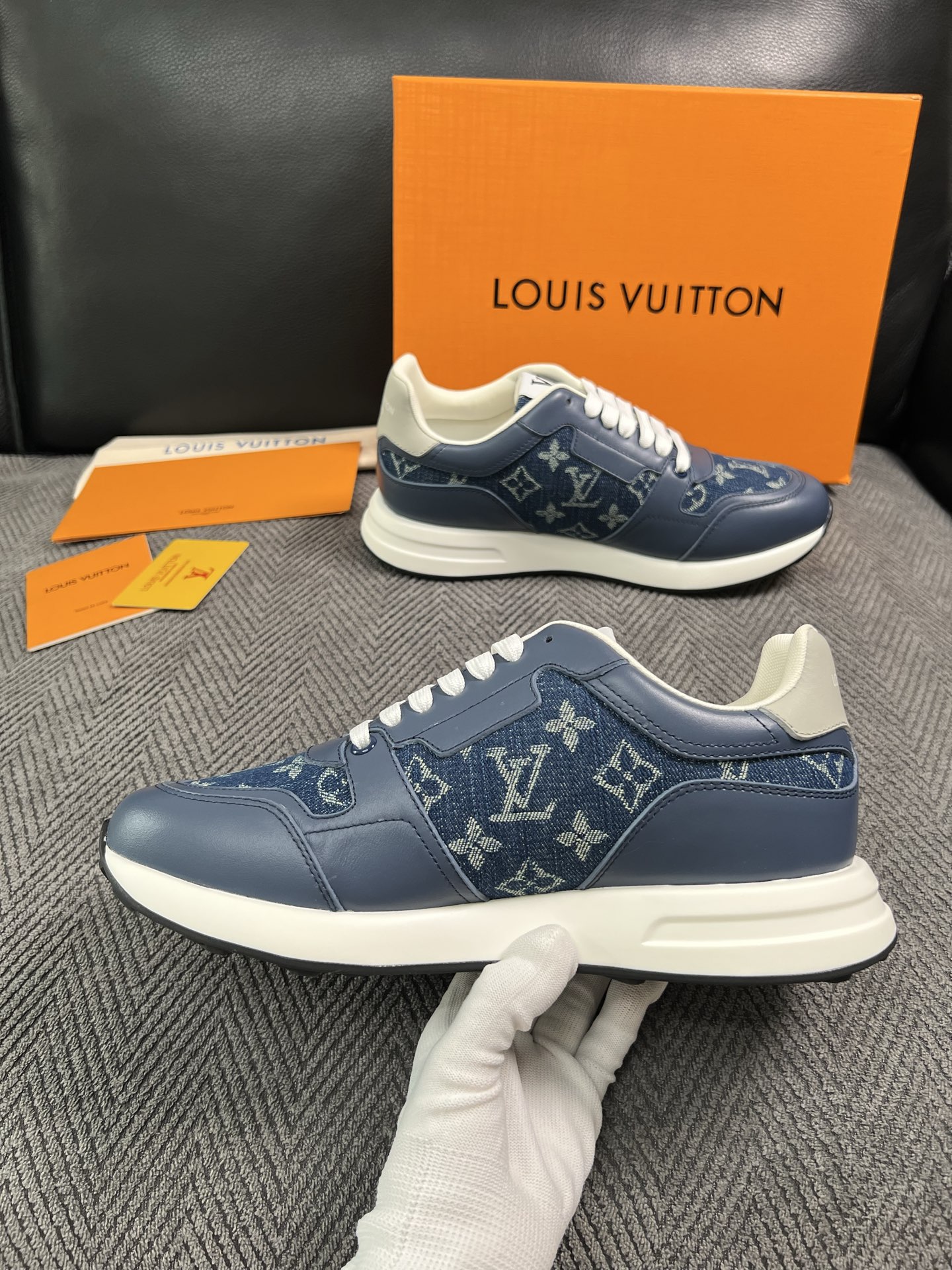 Lv  高品质  顶级工艺品  路易威登 运动板鞋专柜同步原厂配置，鞋面意大利进口，高品质拼接缤纷色彩复杂工艺品，进口牛