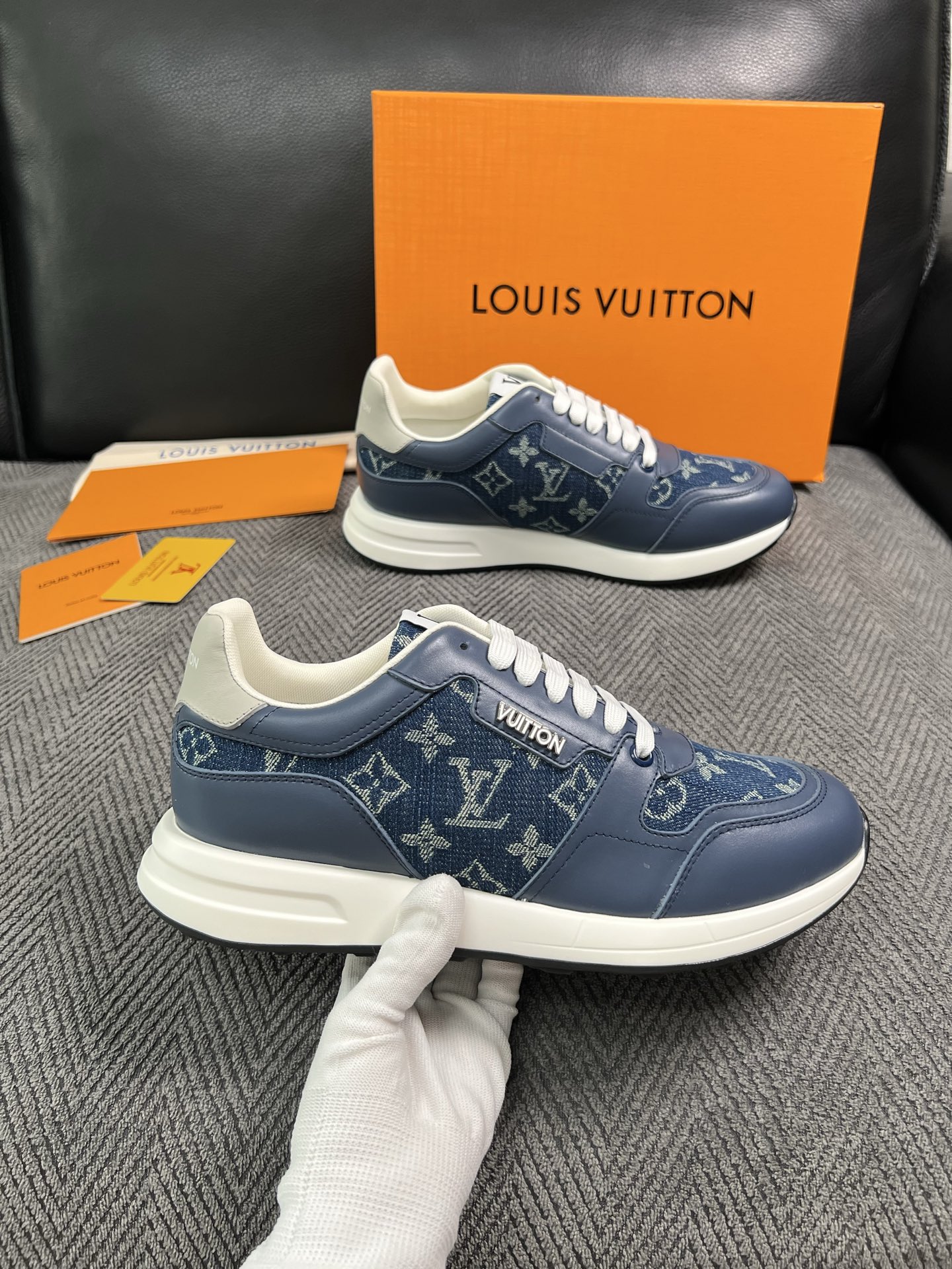 Lv  高品质  顶级工艺品  路易威登 运动板鞋专柜同步原厂配置，鞋面意大利进口，高品质拼接缤纷色彩复杂工艺品，进口牛