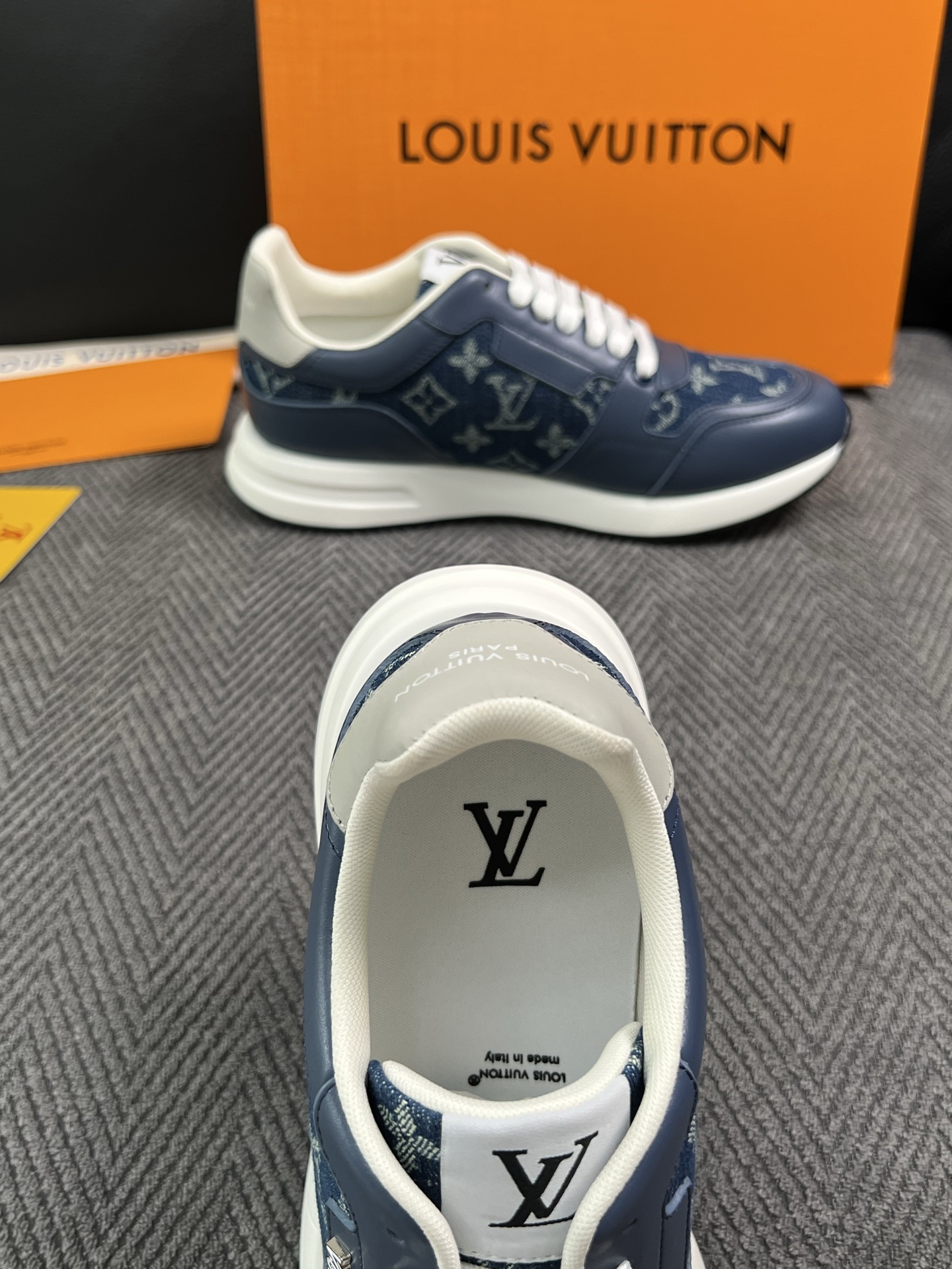 Lv  高品质  顶级工艺品  路易威登 运动板鞋专柜同步原厂配置，鞋面意大利进口，高品质拼接缤纷色彩复杂工艺品，进口牛