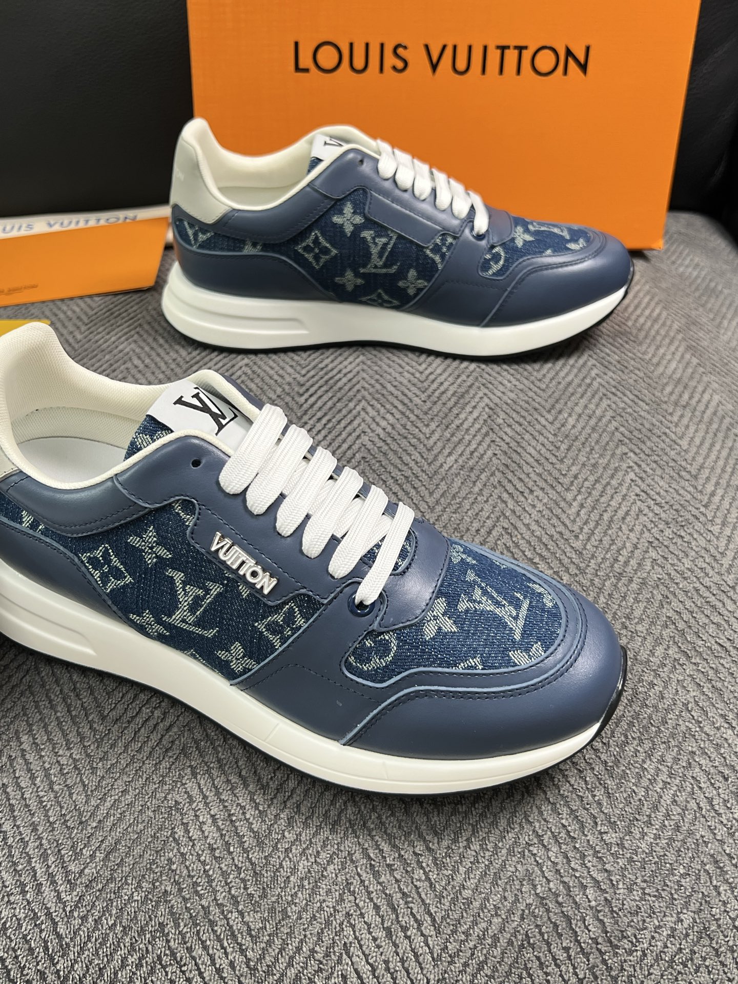Lv  高品质  顶级工艺品  路易威登 运动板鞋专柜同步原厂配置，鞋面意大利进口，高品质拼接缤纷色彩复杂工艺品，进口牛