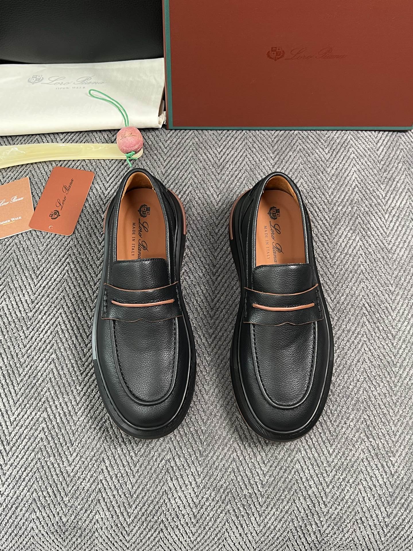 Loro Piana  高品质  顶级工艺品  诺悠翩雅  新品专柜同步原厂配置，鞋面意大利进口牛皮面料，高品质拼接工艺