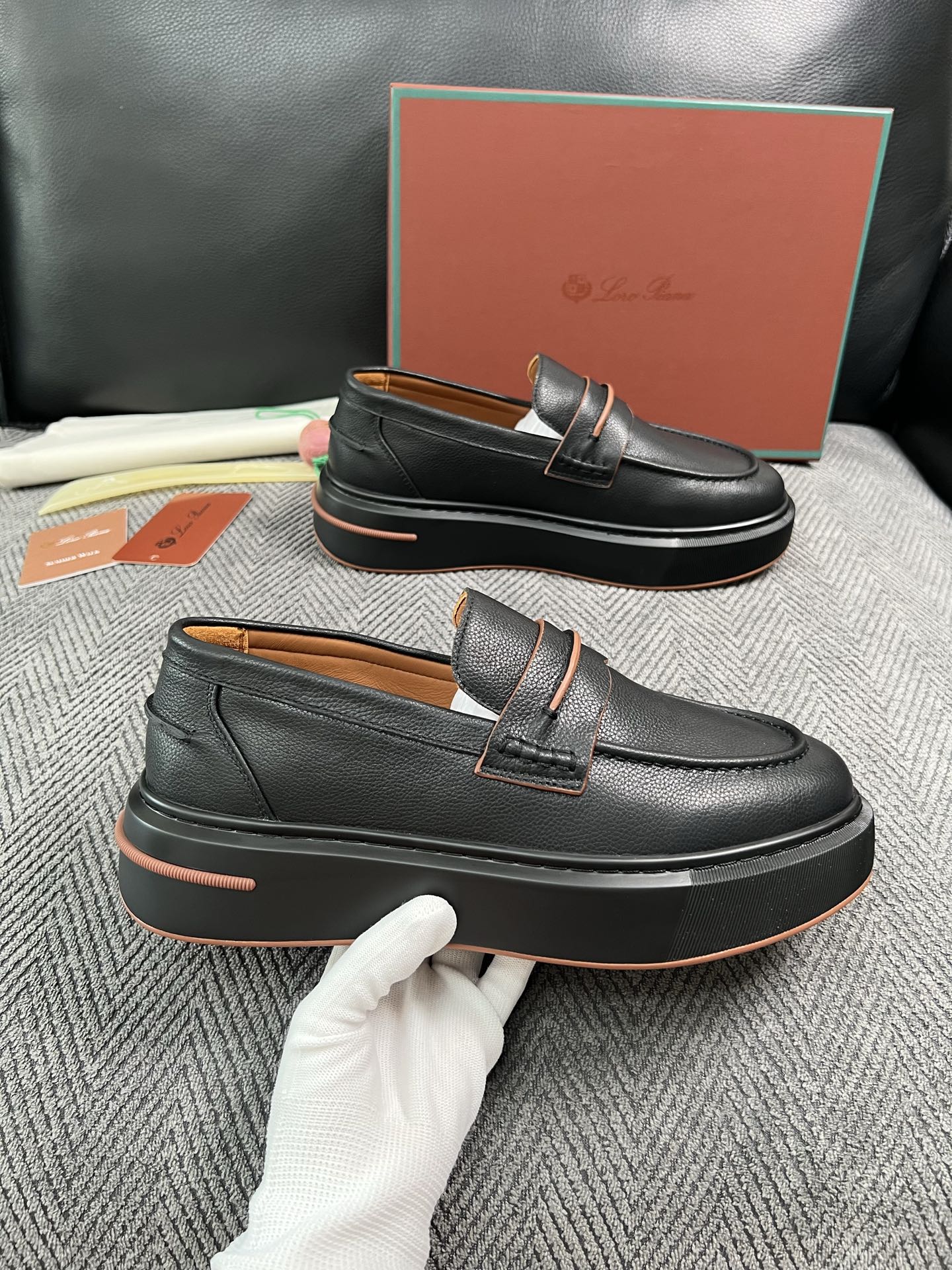 Loro Piana  高品质  顶级工艺品  诺悠翩雅  新品专柜同步原厂配置，鞋面意大利进口牛皮面料，高品质拼接工艺