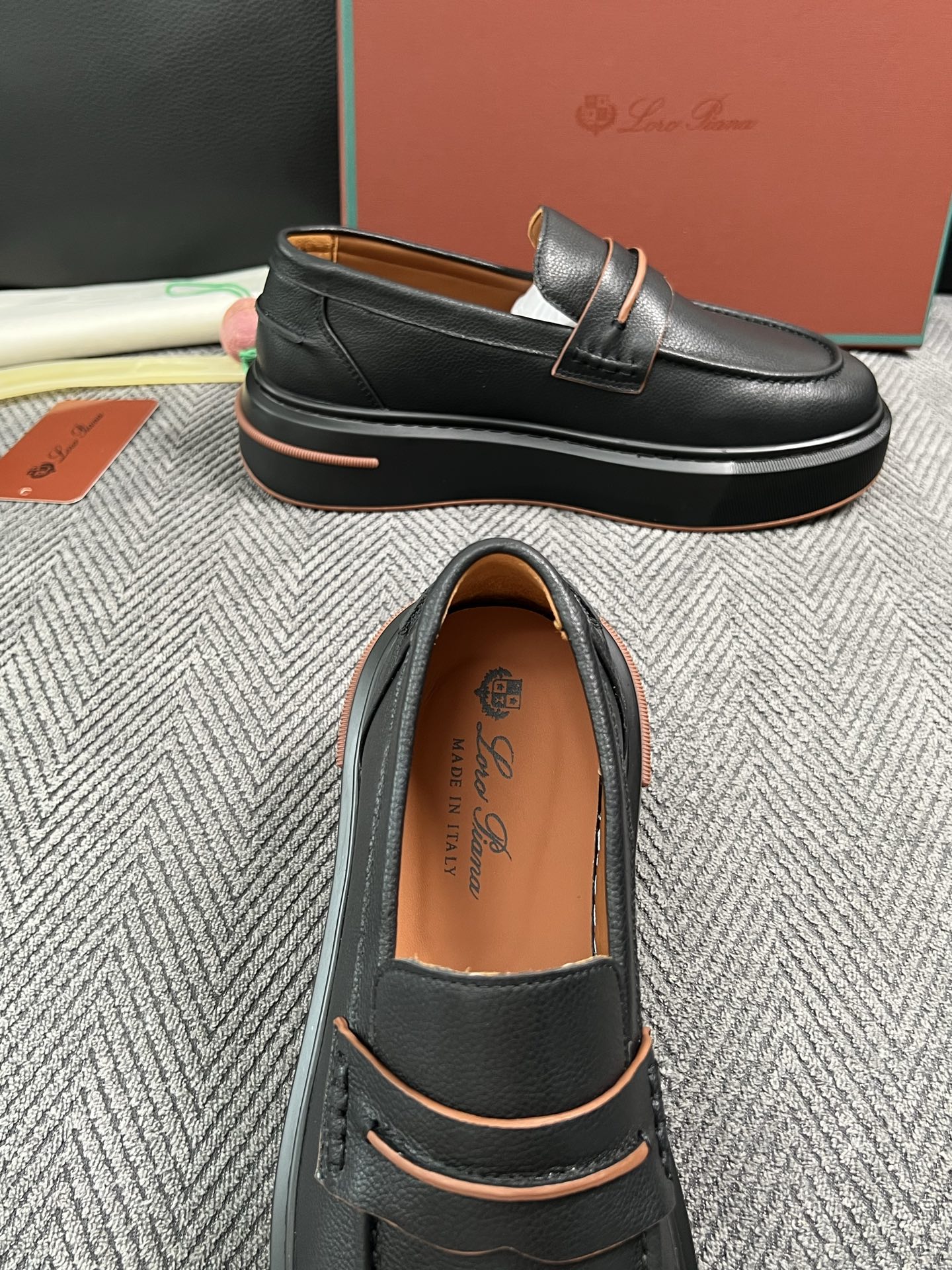 Loro Piana  高品质  顶级工艺品  诺悠翩雅  新品专柜同步原厂配置，鞋面意大利进口牛皮面料，高品质拼接工艺