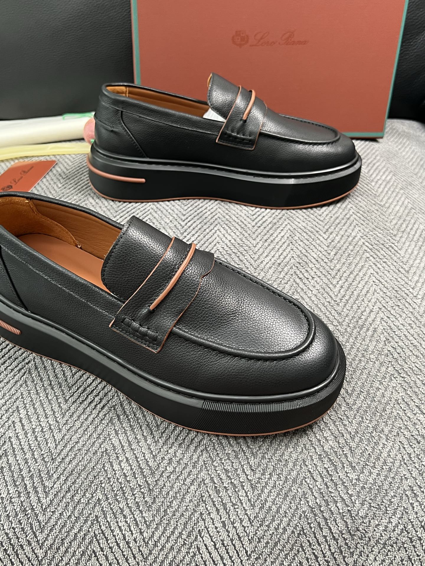 Loro Piana  高品质  顶级工艺品  诺悠翩雅  新品专柜同步原厂配置，鞋面意大利进口牛皮面料，高品质拼接工艺