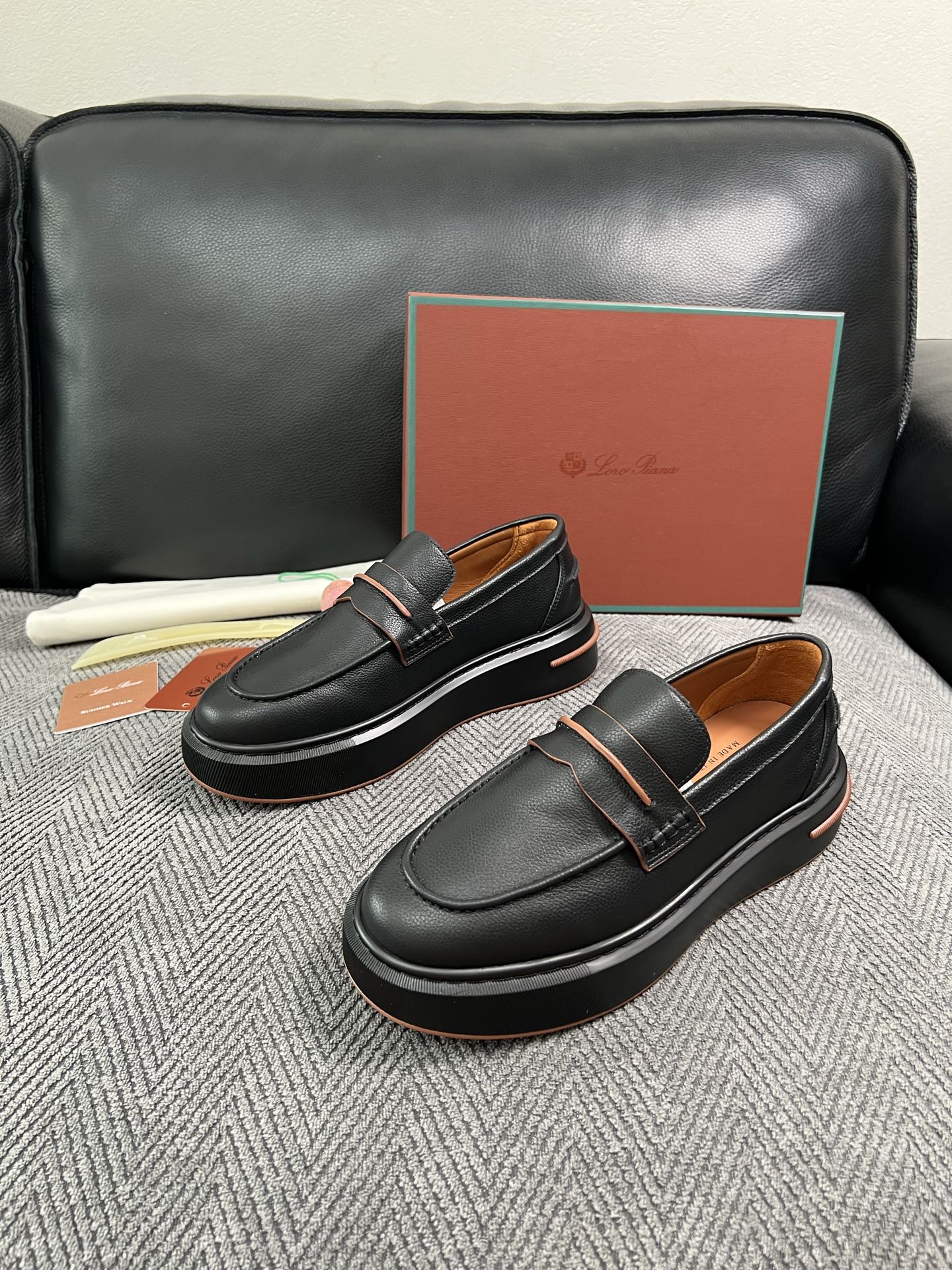 Loro Piana  高品质  顶级工艺品  诺悠翩雅  新品专柜同步原厂配置，鞋面意大利进口牛皮面料，高品质拼接工艺