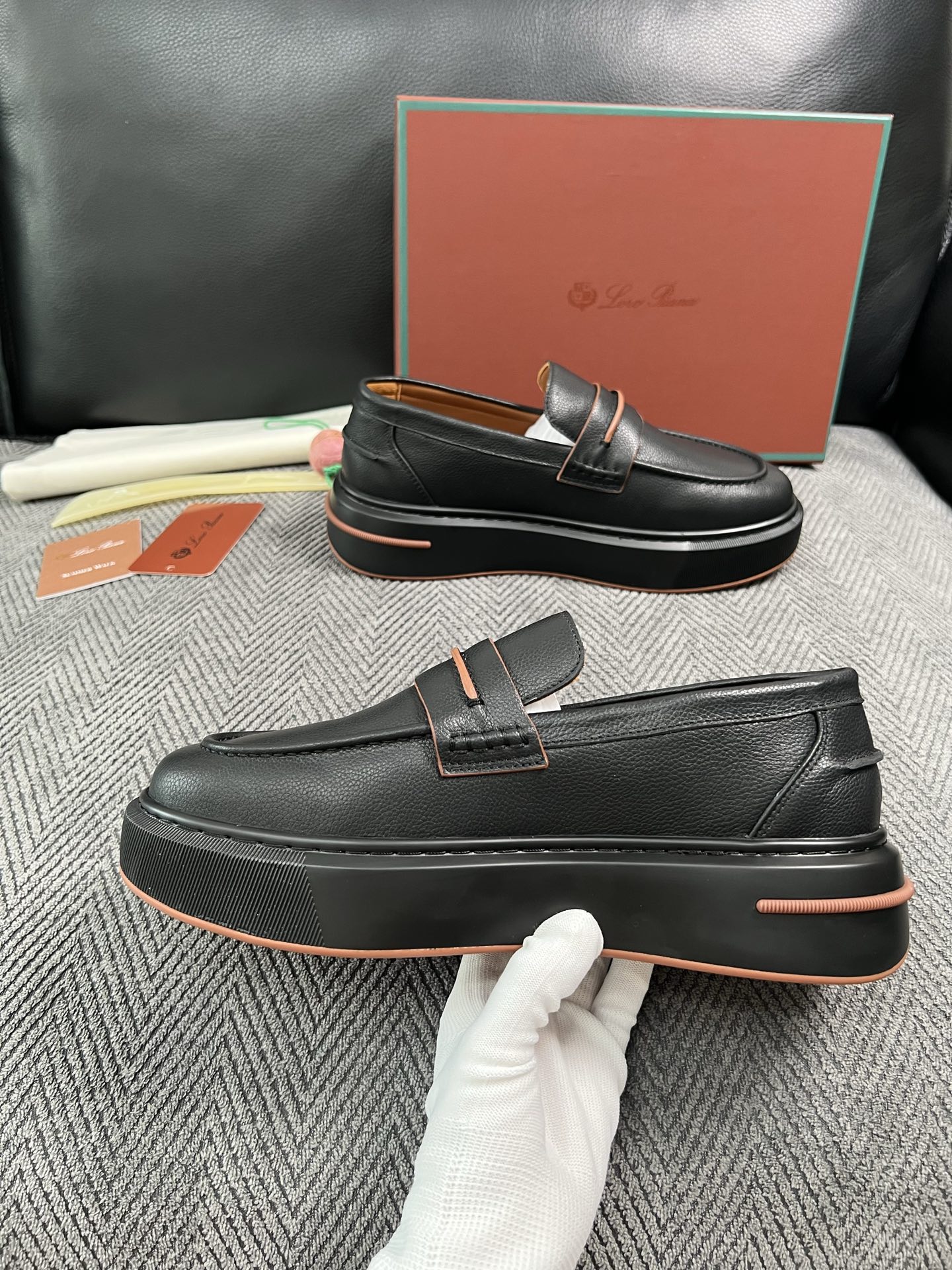 Loro Piana  高品质  顶级工艺品  诺悠翩雅  新品专柜同步原厂配置，鞋面意大利进口牛皮面料，高品质拼接工艺