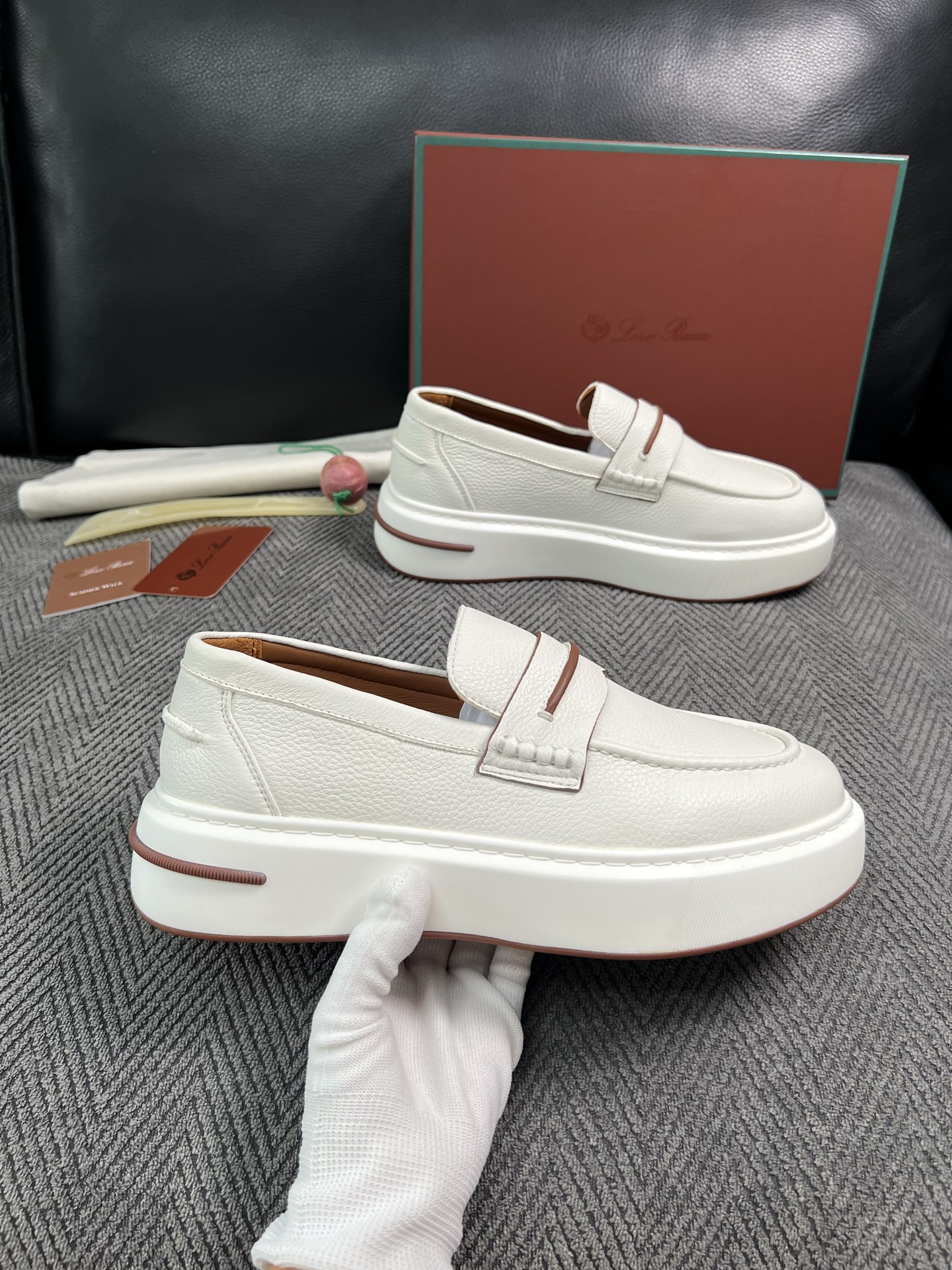 Loro Piana  高品质  顶级工艺品  诺悠翩雅  新品专柜同步原厂配置，鞋面意大利进口牛皮面料，高品质拼接工艺