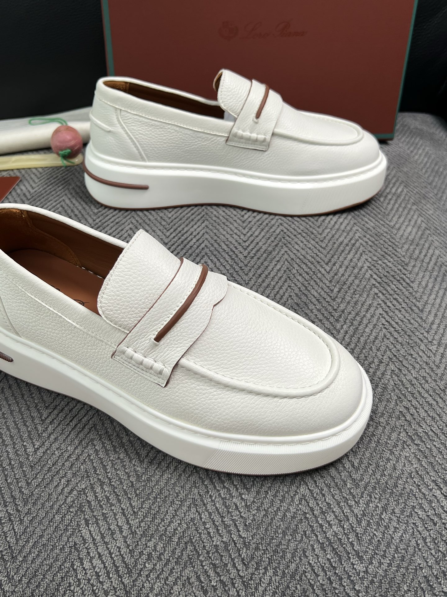 Loro Piana  高品质  顶级工艺品  诺悠翩雅  新品专柜同步原厂配置，鞋面意大利进口牛皮面料，高品质拼接工艺