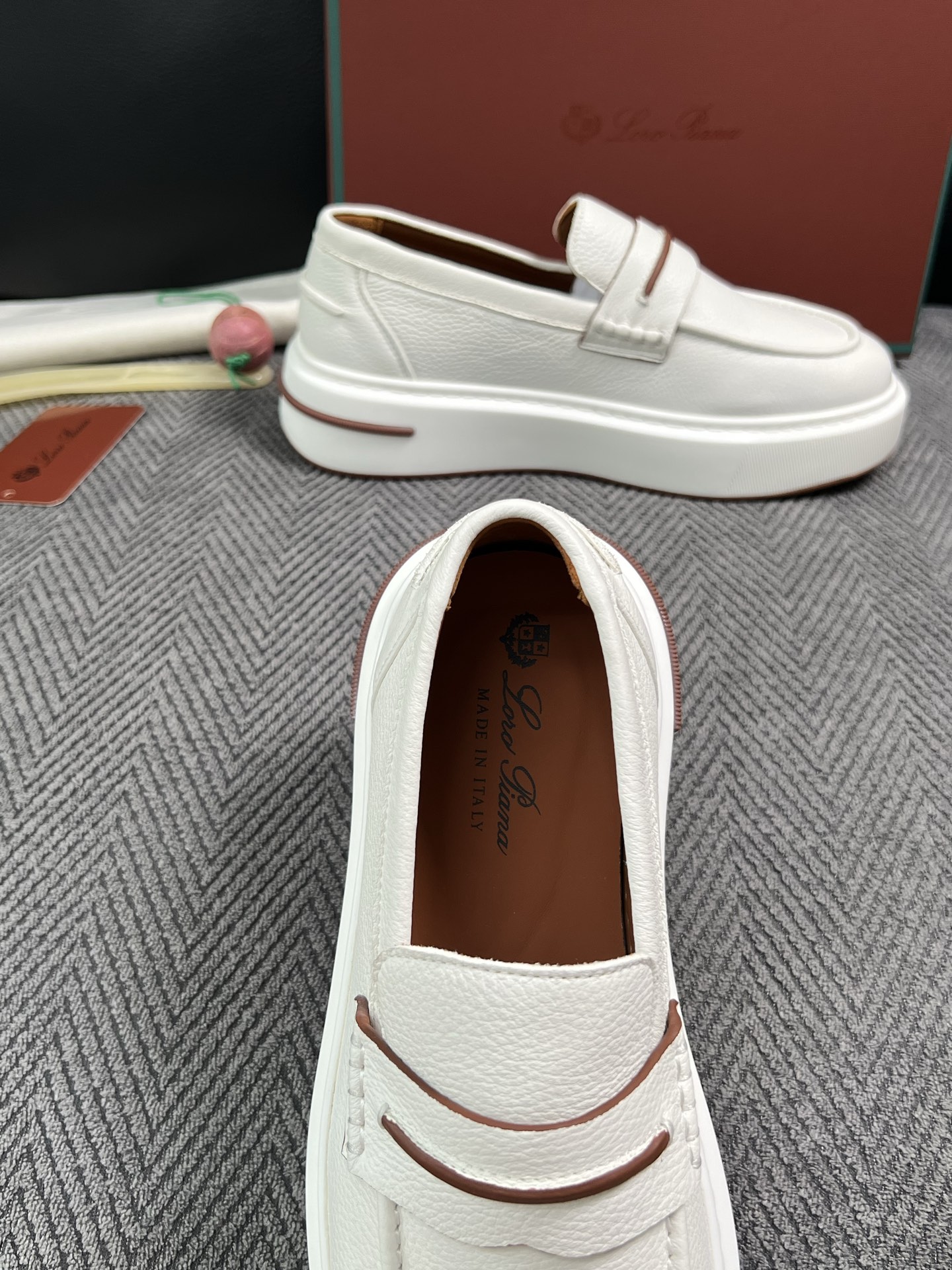 Loro Piana  高品质  顶级工艺品  诺悠翩雅  新品专柜同步原厂配置，鞋面意大利进口牛皮面料，高品质拼接工艺