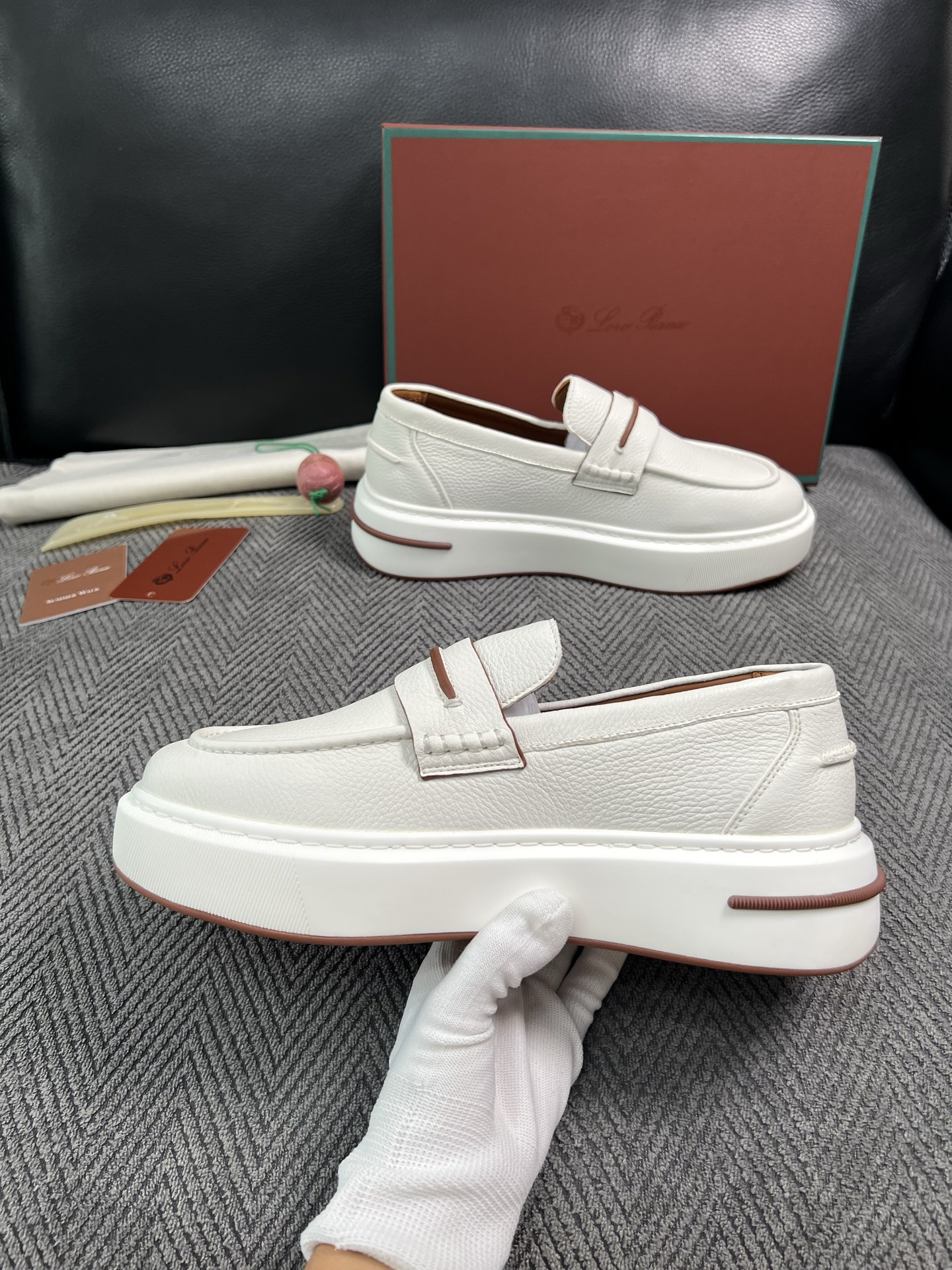 Loro Piana  高品质  顶级工艺品  诺悠翩雅  新品专柜同步原厂配置，鞋面意大利进口牛皮面料，高品质拼接工艺