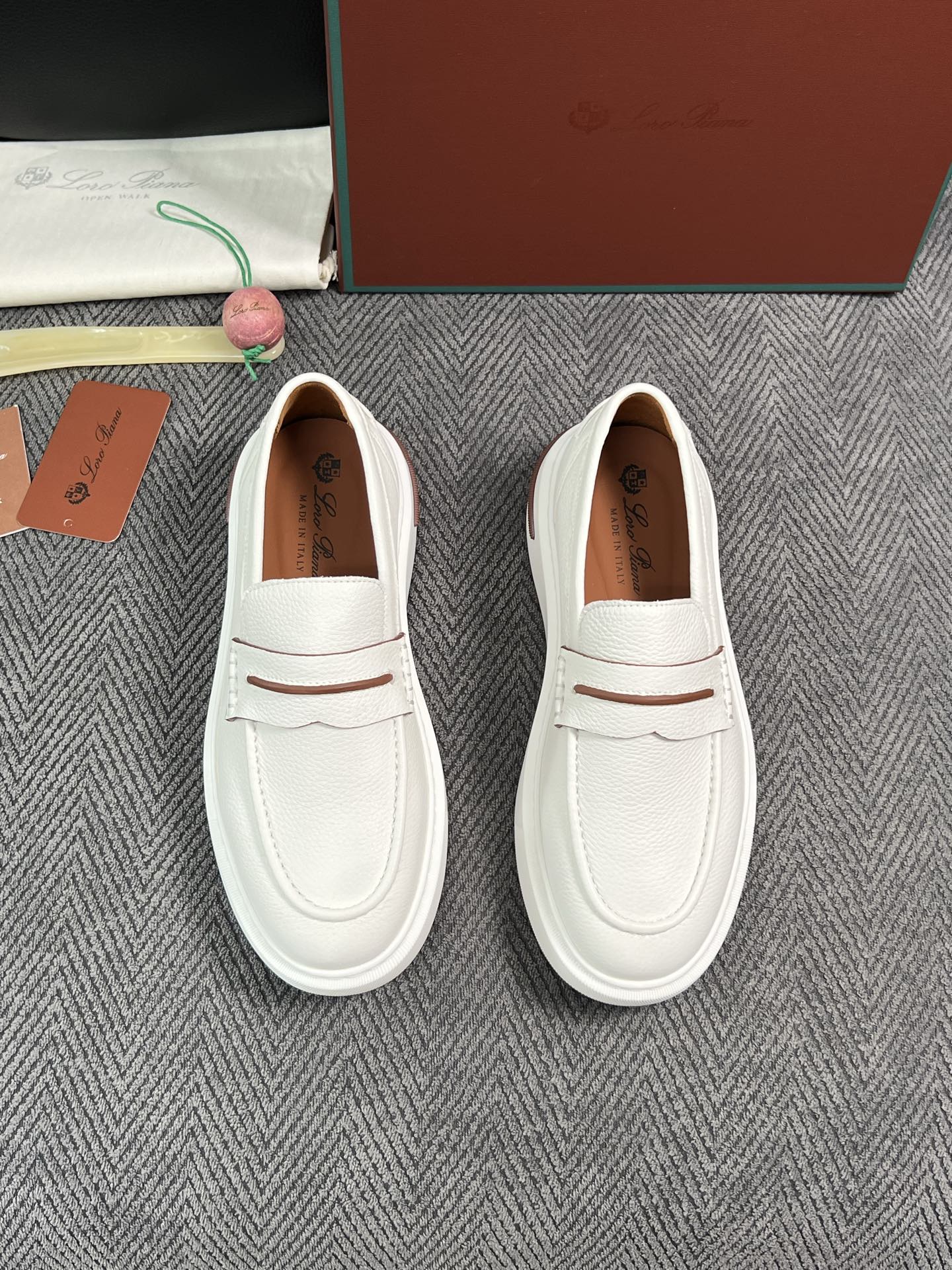 Loro Piana  高品质  顶级工艺品  诺悠翩雅  新品专柜同步原厂配置，鞋面意大利进口牛皮面料，高品质拼接工艺