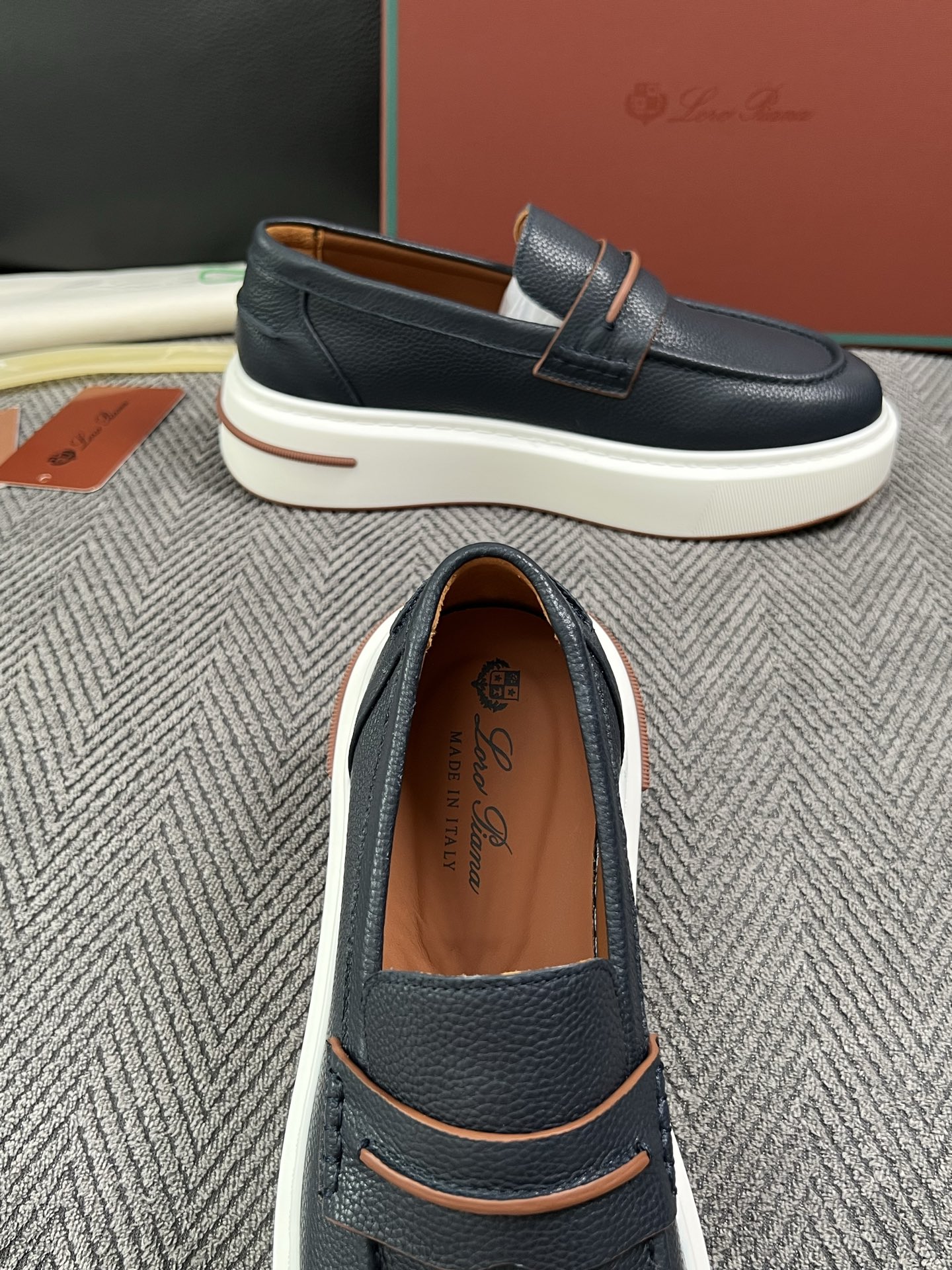 Loro Piana  高品质  顶级工艺品  诺悠翩雅  新品专柜同步原厂配置，鞋面意大利进口牛皮面料，高品质拼接工艺