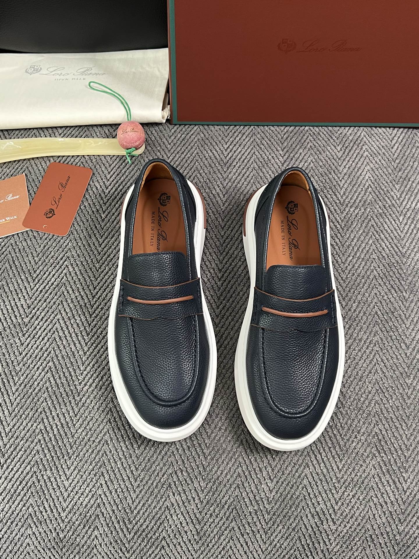 Loro Piana  高品质  顶级工艺品  诺悠翩雅  新品专柜同步原厂配置，鞋面意大利进口牛皮面料，高品质拼接工艺