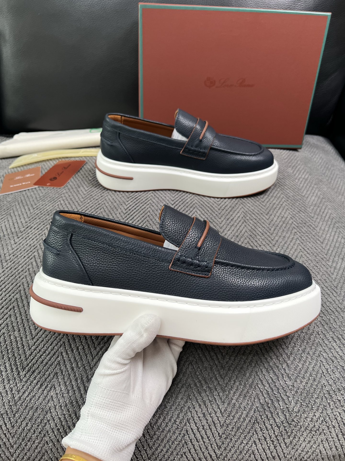 Loro Piana  高品质  顶级工艺品  诺悠翩雅  新品专柜同步原厂配置，鞋面意大利进口牛皮面料，高品质拼接工艺
