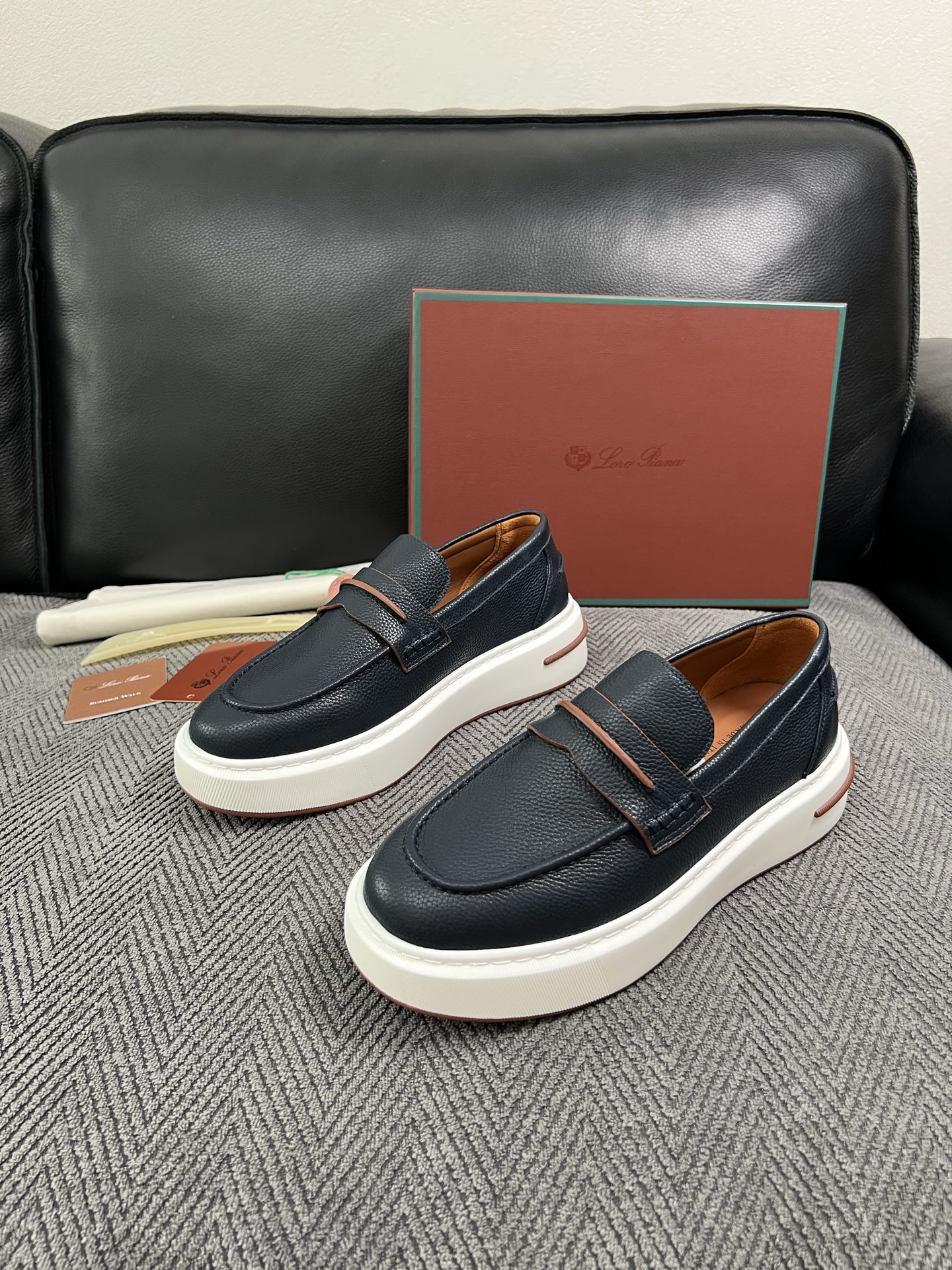 Loro Piana  高品质  顶级工艺品  诺悠翩雅  新品专柜同步原厂配置，鞋面意大利进口牛皮面料，高品质拼接工艺