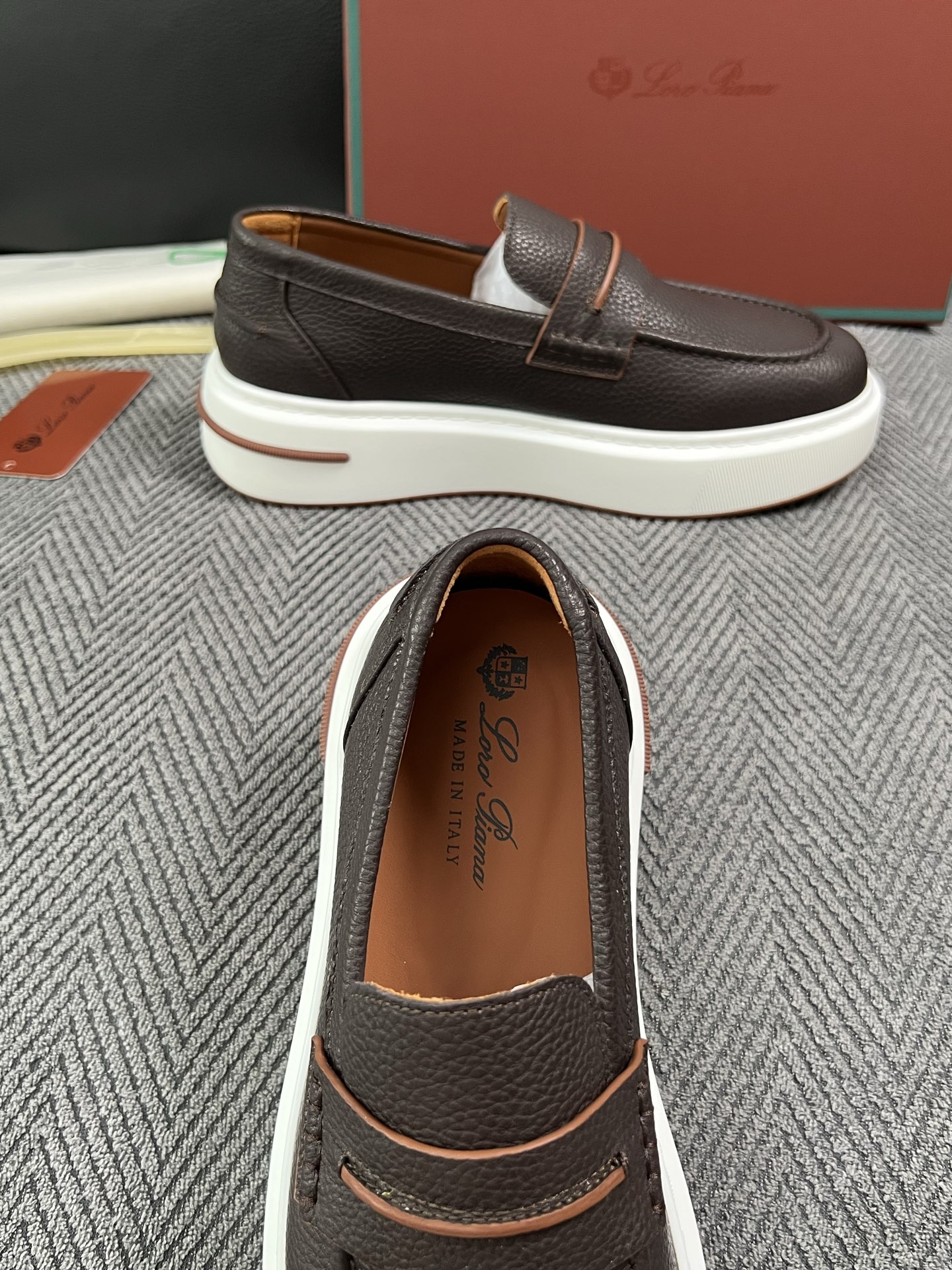 Loro Piana  高品质  顶级工艺品  诺悠翩雅  新品专柜同步原厂配置，鞋面意大利进口牛皮面料，高品质拼接工艺