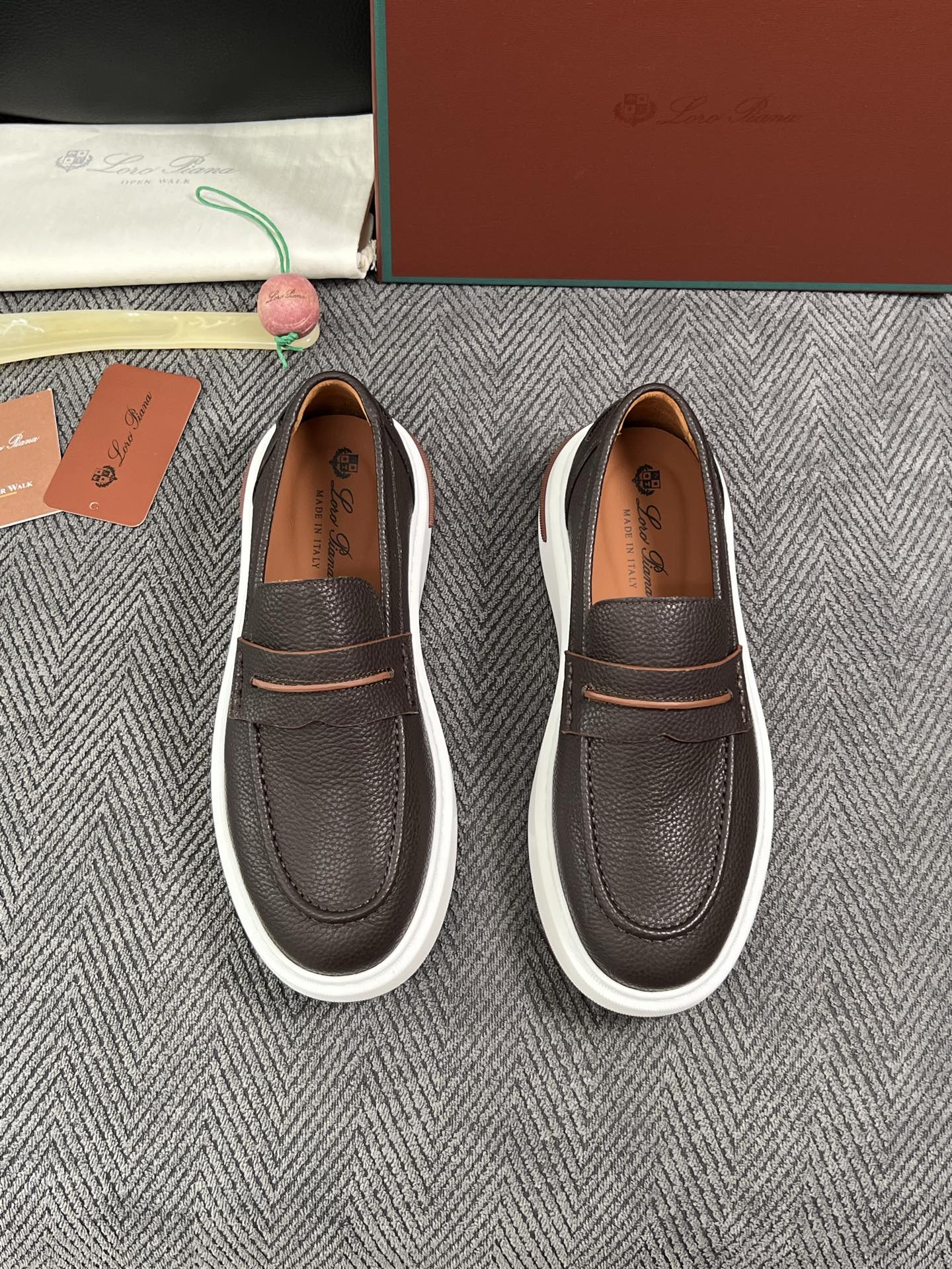 Loro Piana  高品质  顶级工艺品  诺悠翩雅  新品专柜同步原厂配置，鞋面意大利进口牛皮面料，高品质拼接工艺