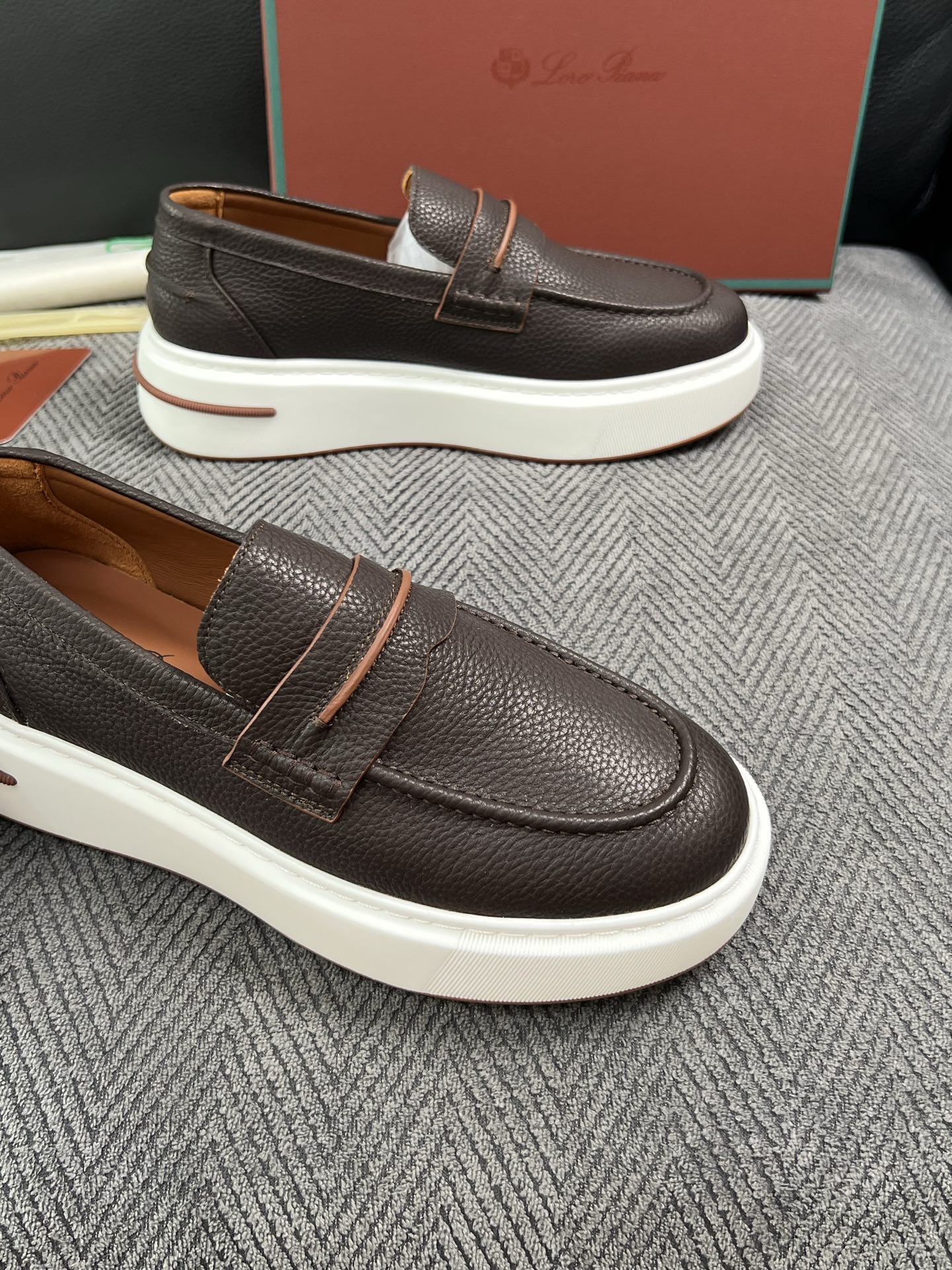 Loro Piana  高品质  顶级工艺品  诺悠翩雅  新品专柜同步原厂配置，鞋面意大利进口牛皮面料，高品质拼接工艺