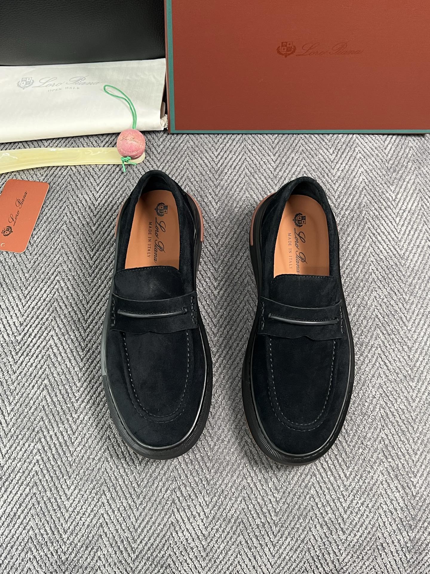 Loro Piana  高品质  顶级工艺品  诺悠翩雅  新品专柜同步原厂配置，鞋面意大利进口牛皮面料，高品质拼接工艺