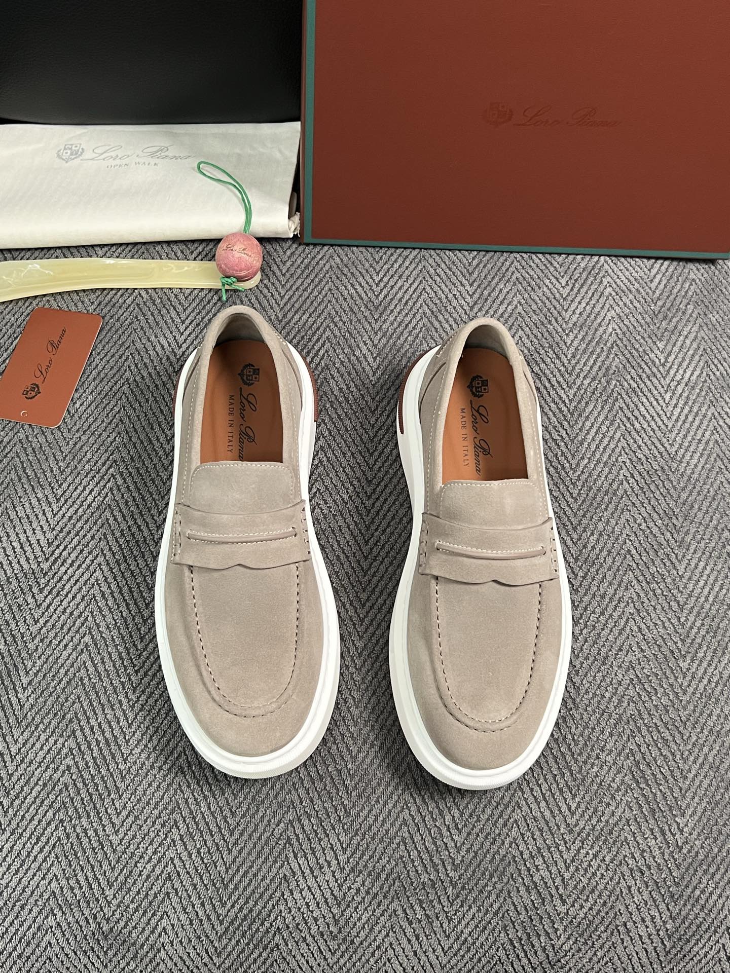 Loro Piana  高品质  顶级工艺品  诺悠翩雅  新品专柜同步原厂配置，鞋面意大利进口牛皮面料，高品质拼接工艺