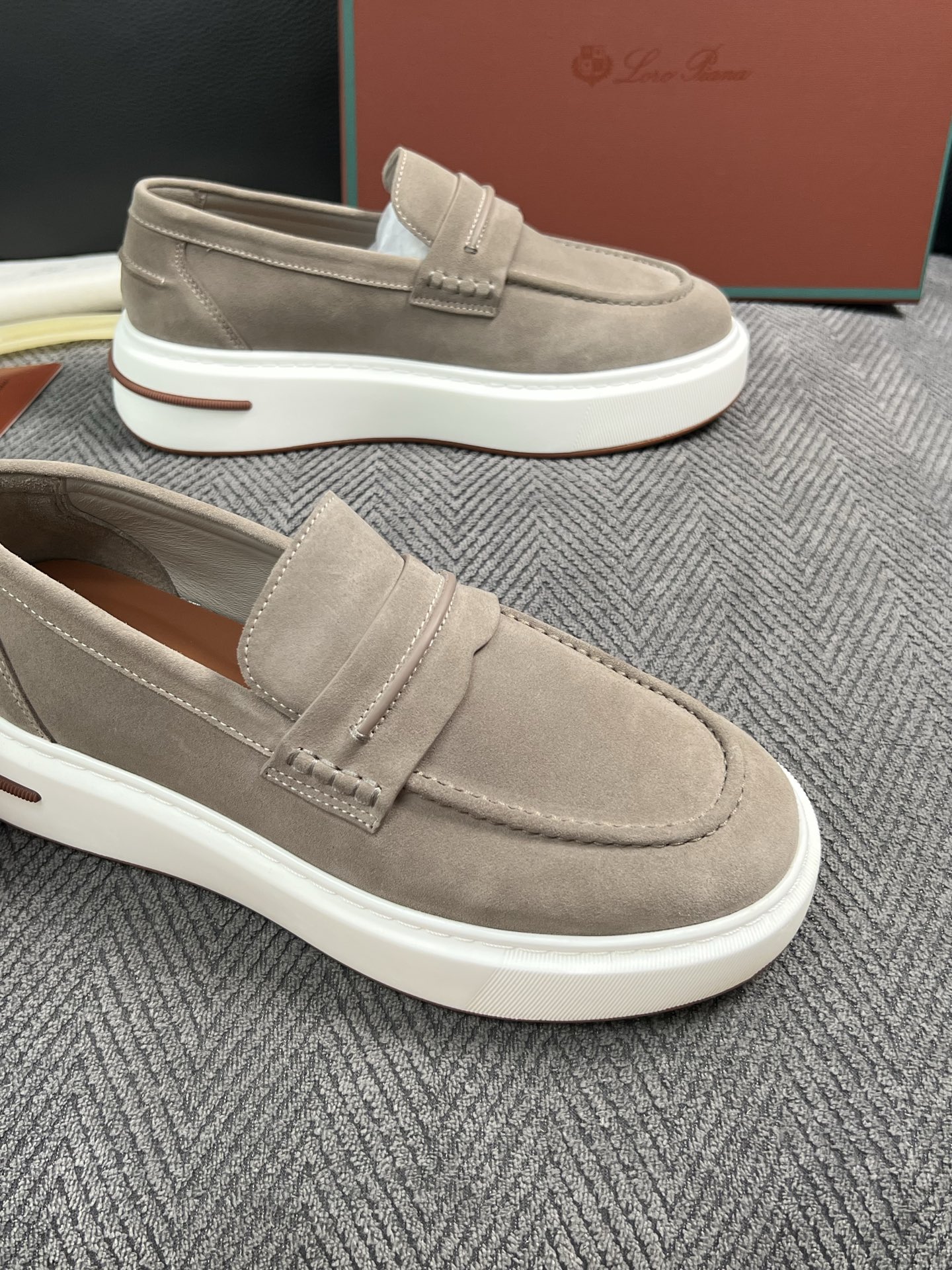 Loro Piana  高品质  顶级工艺品  诺悠翩雅  新品专柜同步原厂配置，鞋面意大利进口牛皮面料，高品质拼接工艺