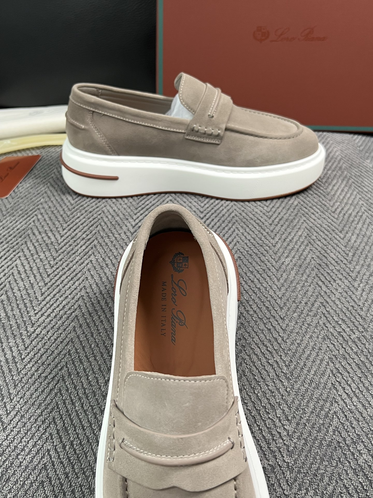 Loro Piana  高品质  顶级工艺品  诺悠翩雅  新品专柜同步原厂配置，鞋面意大利进口牛皮面料，高品质拼接工艺