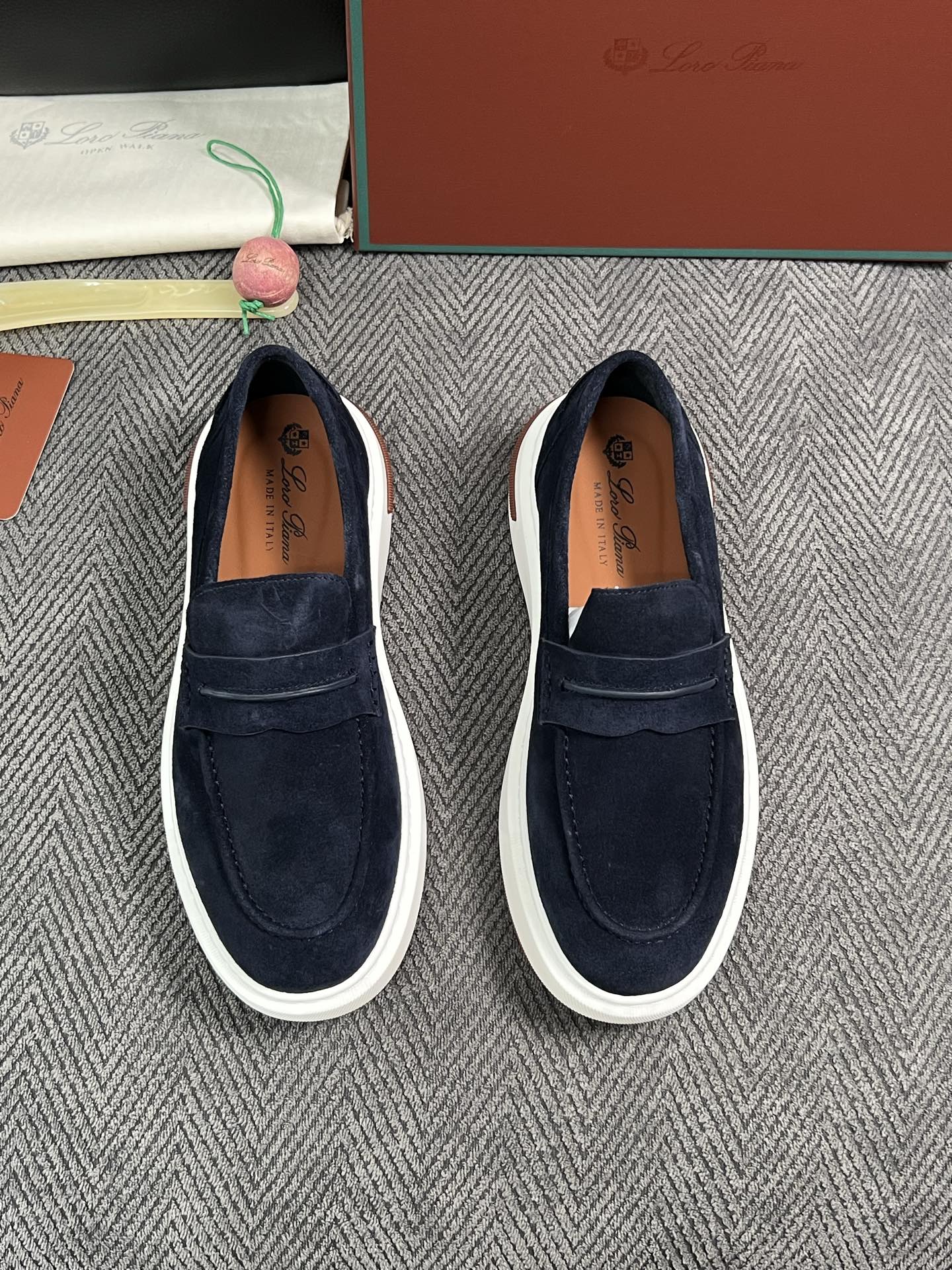 Loro Piana  高品质  顶级工艺品  诺悠翩雅  新品专柜同步原厂配置，鞋面意大利进口牛皮面料，高品质拼接工艺