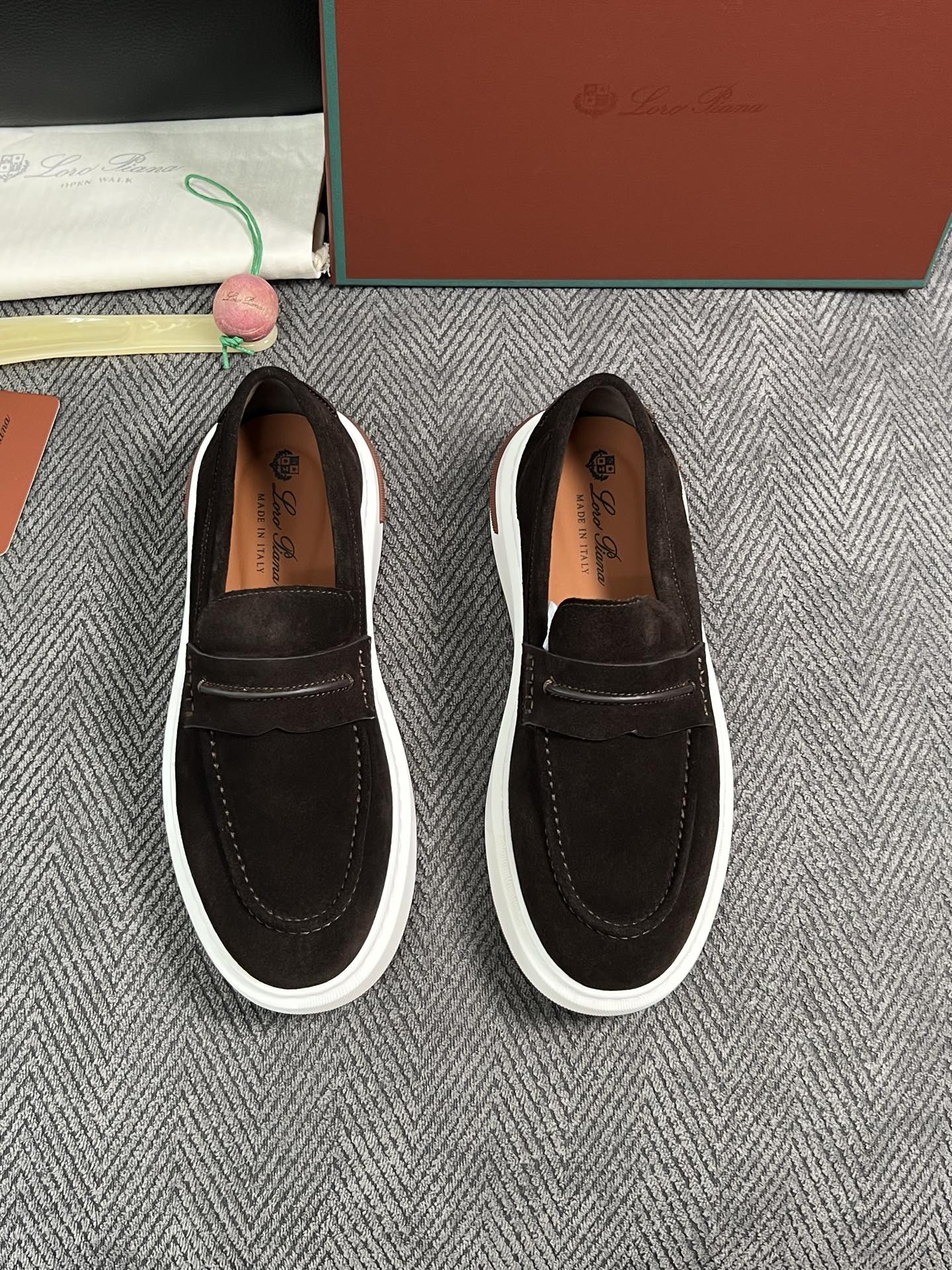Loro Piana  高品质  顶级工艺品  诺悠翩雅  新品专柜同步原厂配置，鞋面意大利进口牛皮面料，高品质拼接工艺